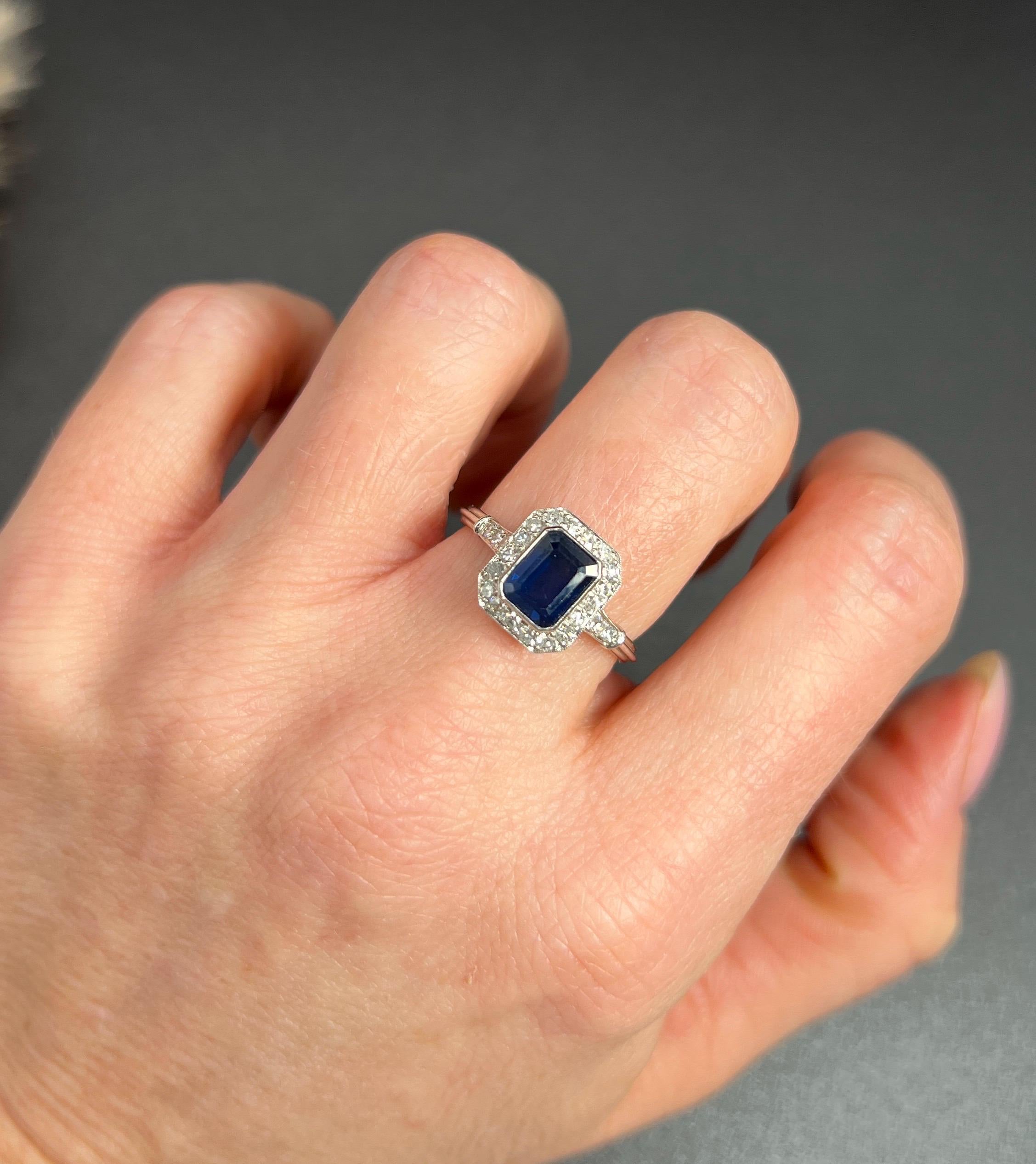 Gebrauchter Saphir & Diamant Ring 

18ct Weißgold

CIRCA 2000

Versetzen Sie sich mit diesem exquisiten Ring im Deco-Stil in eine andere Zeit zurück, denn er verkörpert auf atemberaubende Weise die Eleganz des Vintage-Stils. Dieser aus luxuriösem