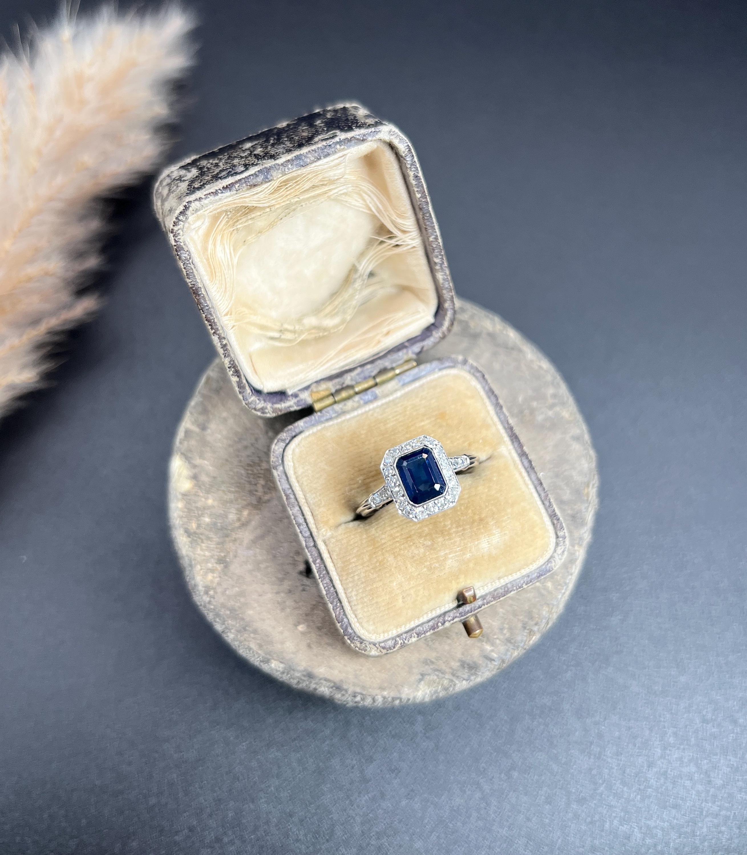 Preloved 18ct Weißgold, Art Deco Style Saphir & Diamant Rechteckige Cluster (Art déco) im Angebot