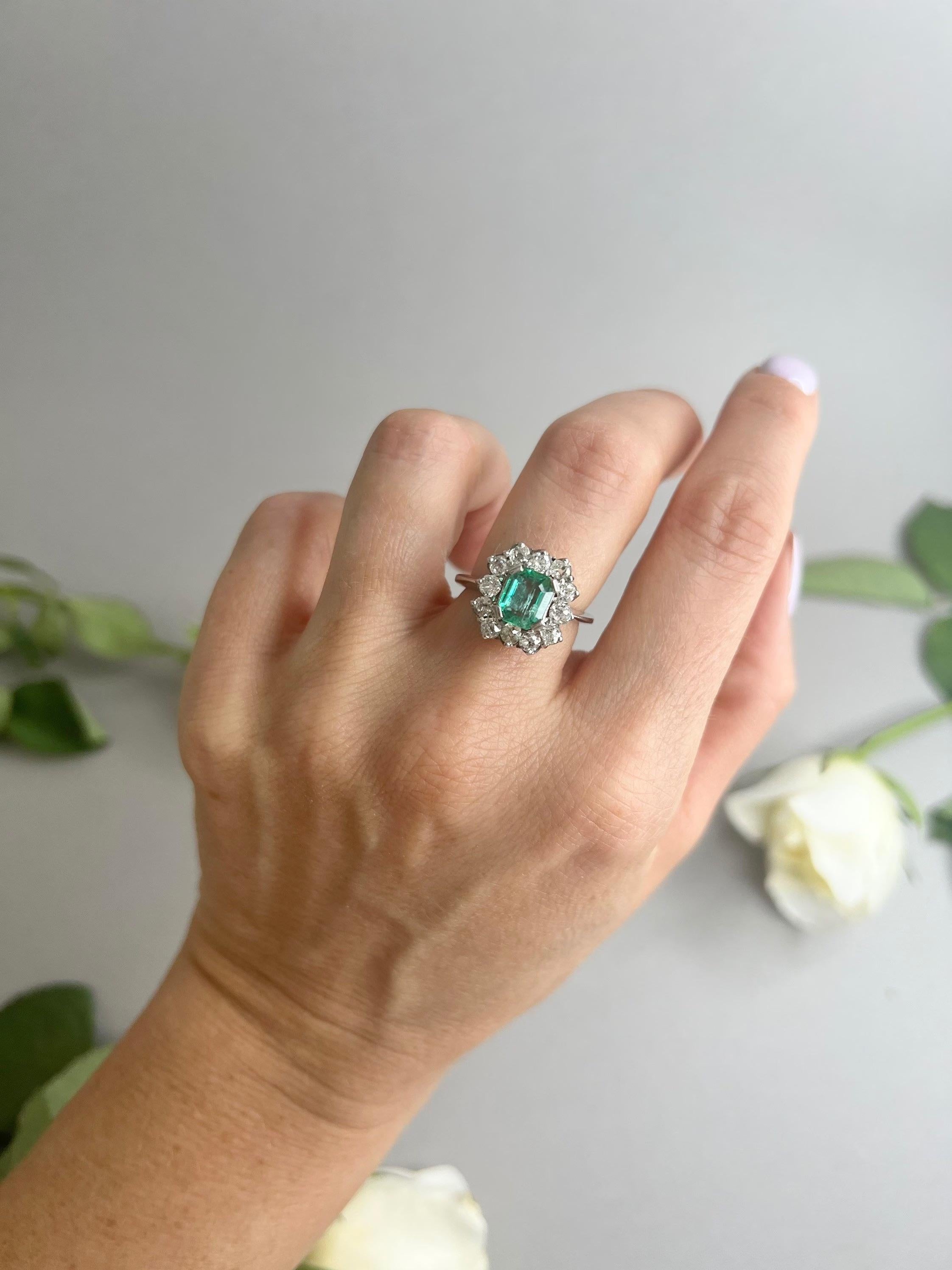 Preloved 18ct White Gold Emerald & Diamond Cluster Ring For Sale 1