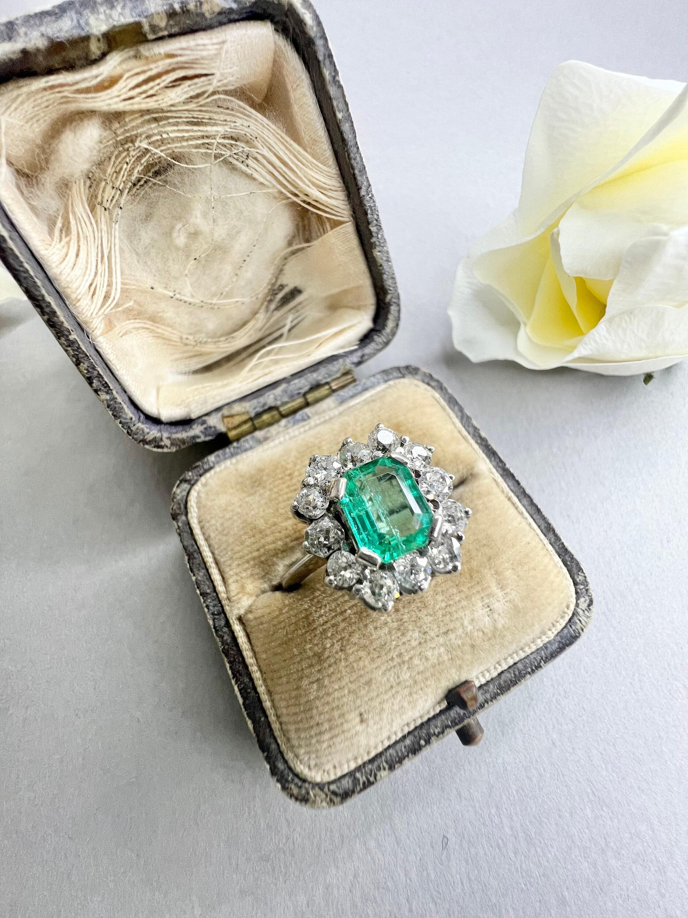 Preloved 18ct White Gold Emerald & Diamond Cluster Ring For Sale 1