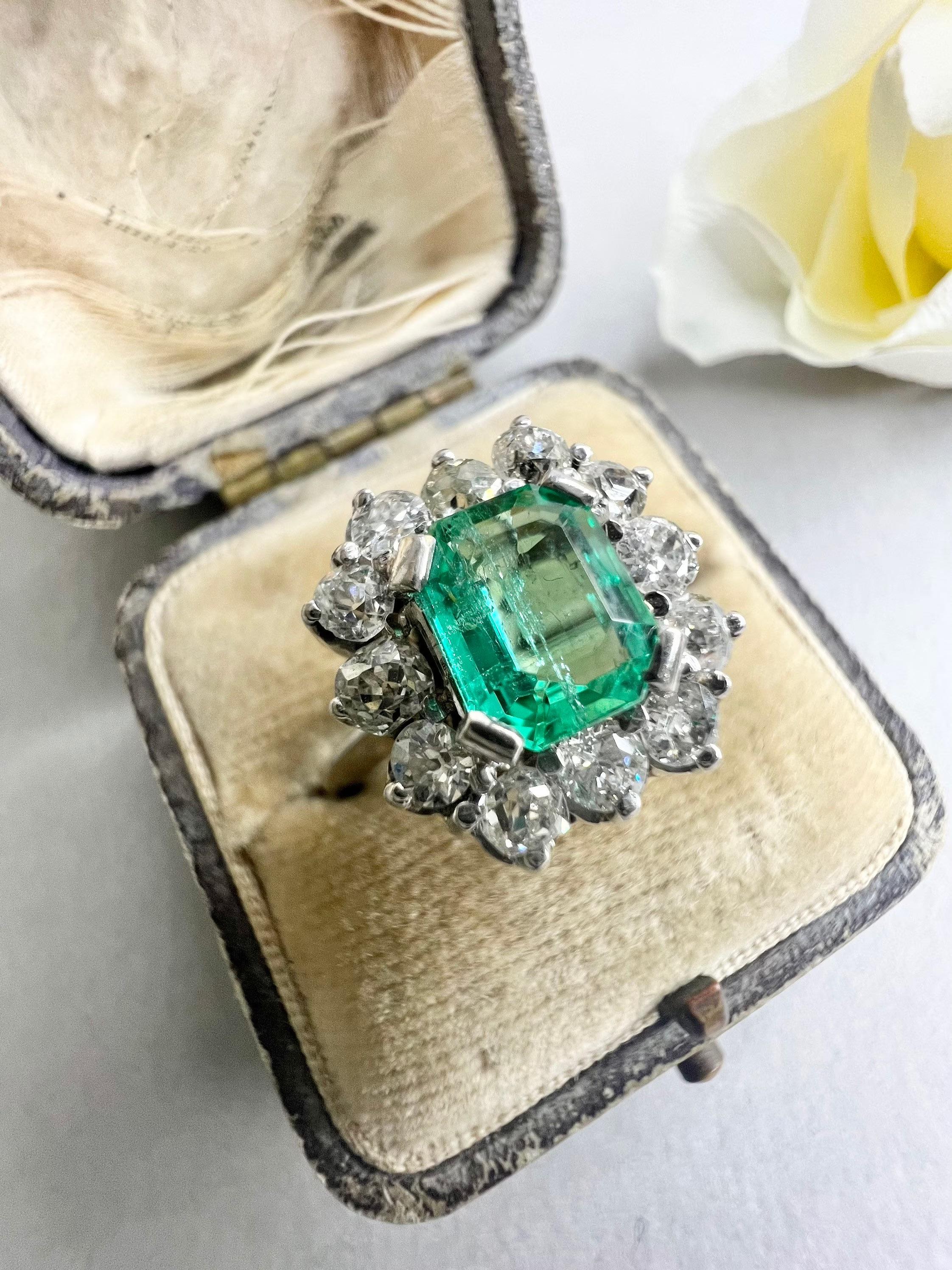 Preloved 18ct White Gold Emerald & Diamond Cluster Ring For Sale 3