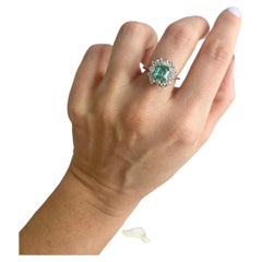 Retro Preloved 18ct White Gold Emerald & Diamond Cluster Ring
