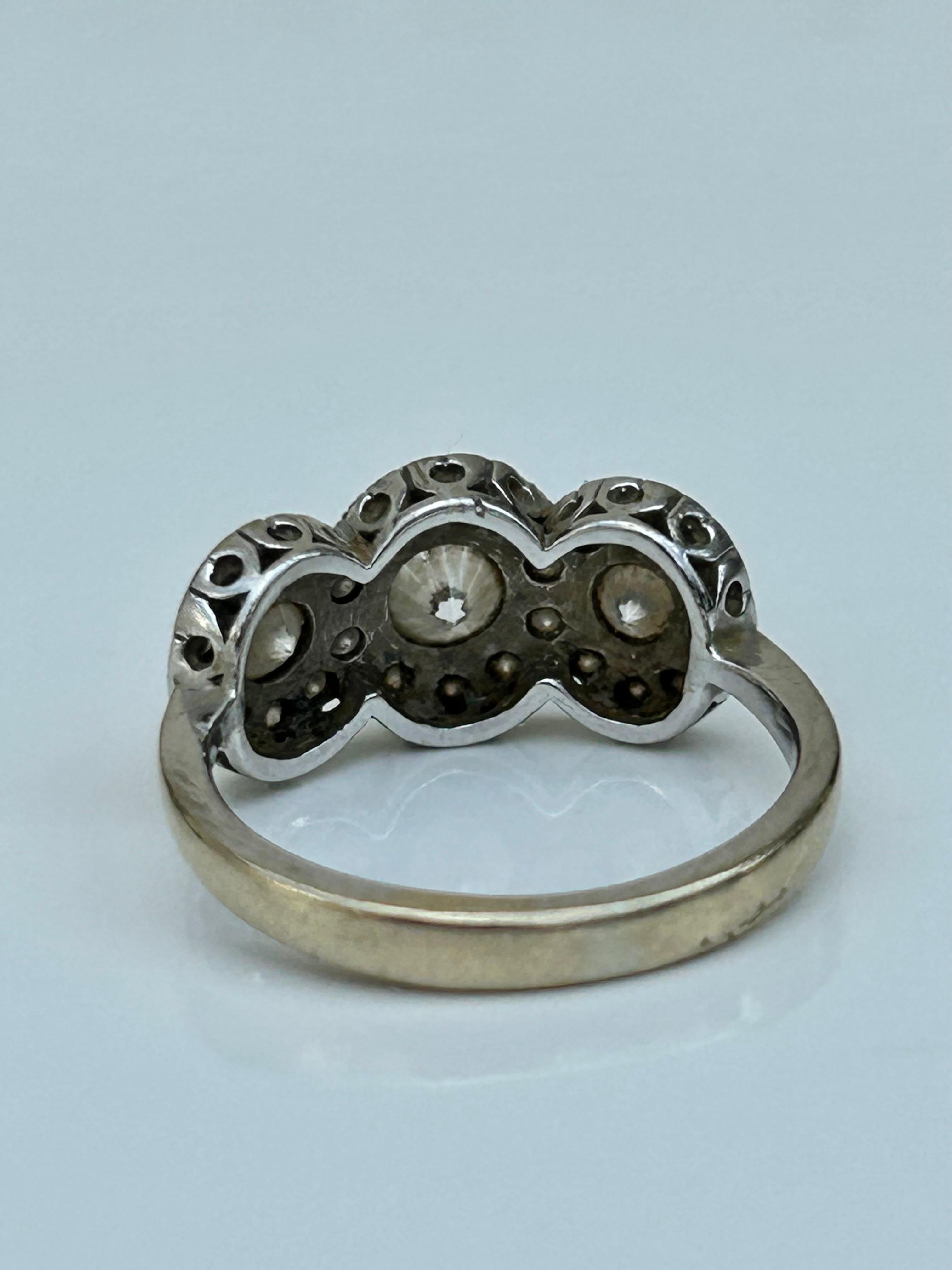 Women's or Men's Preloved 18 Carat White Gold Large 3 Stone Diamond Cluster Ring  For Sale