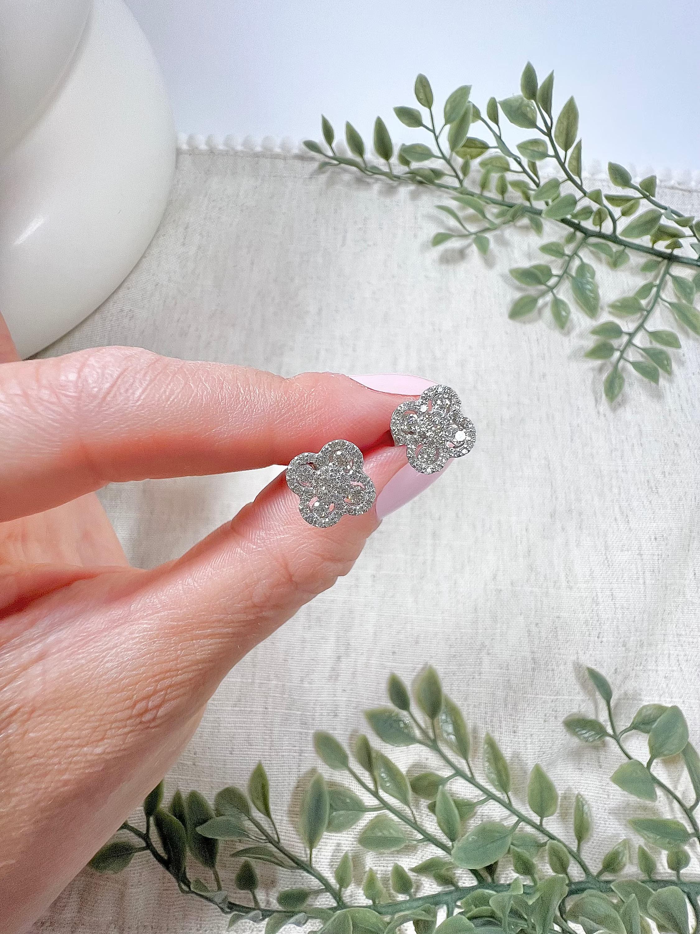 Taille brillant Boucles d'oreilles trèfle en or blanc 18ct et diamant Modernity Preloved en vente