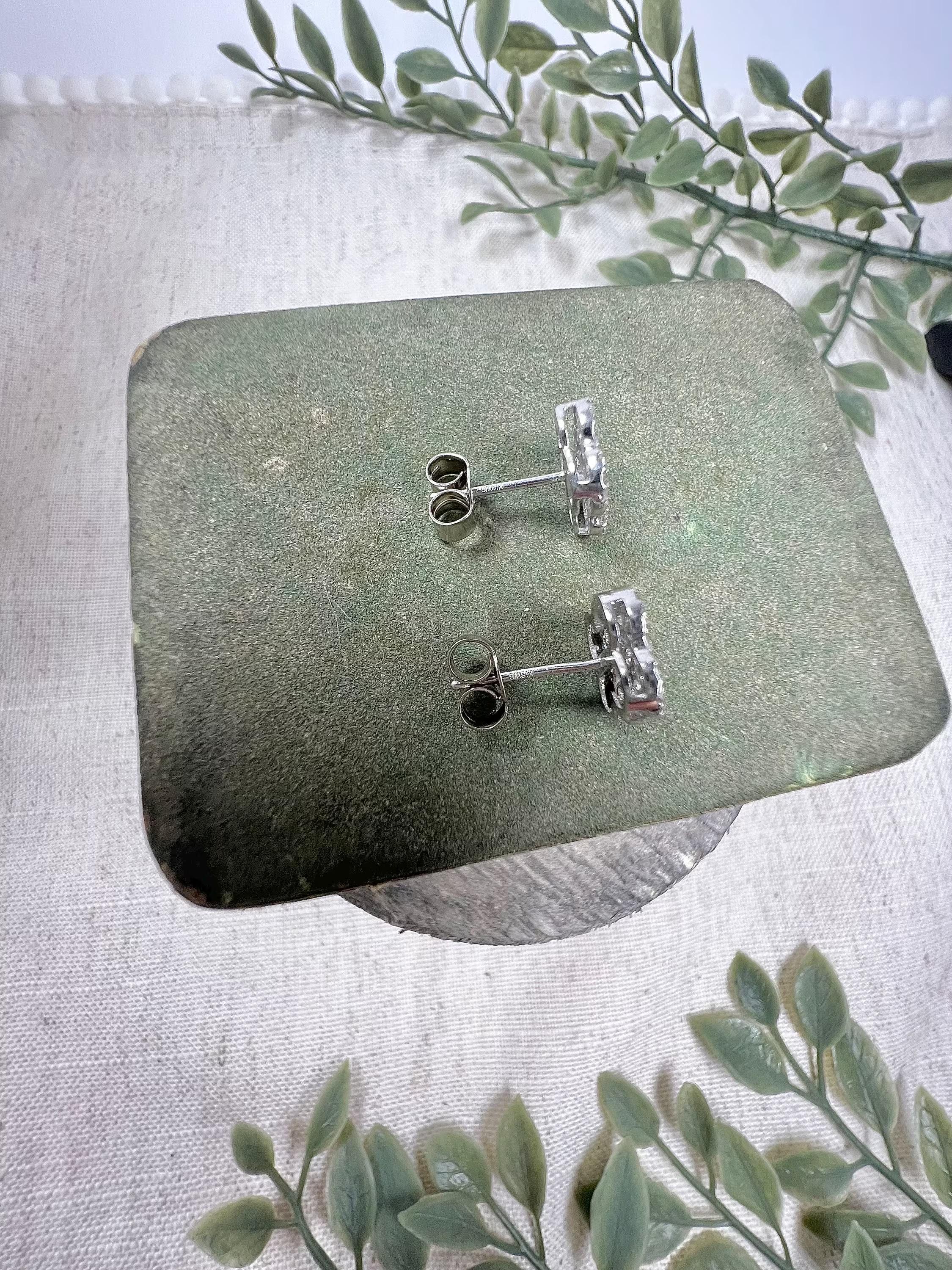 Boucles d'oreilles trèfle en or blanc 18ct et diamant Modernity Preloved Bon état - En vente à Brighton, GB