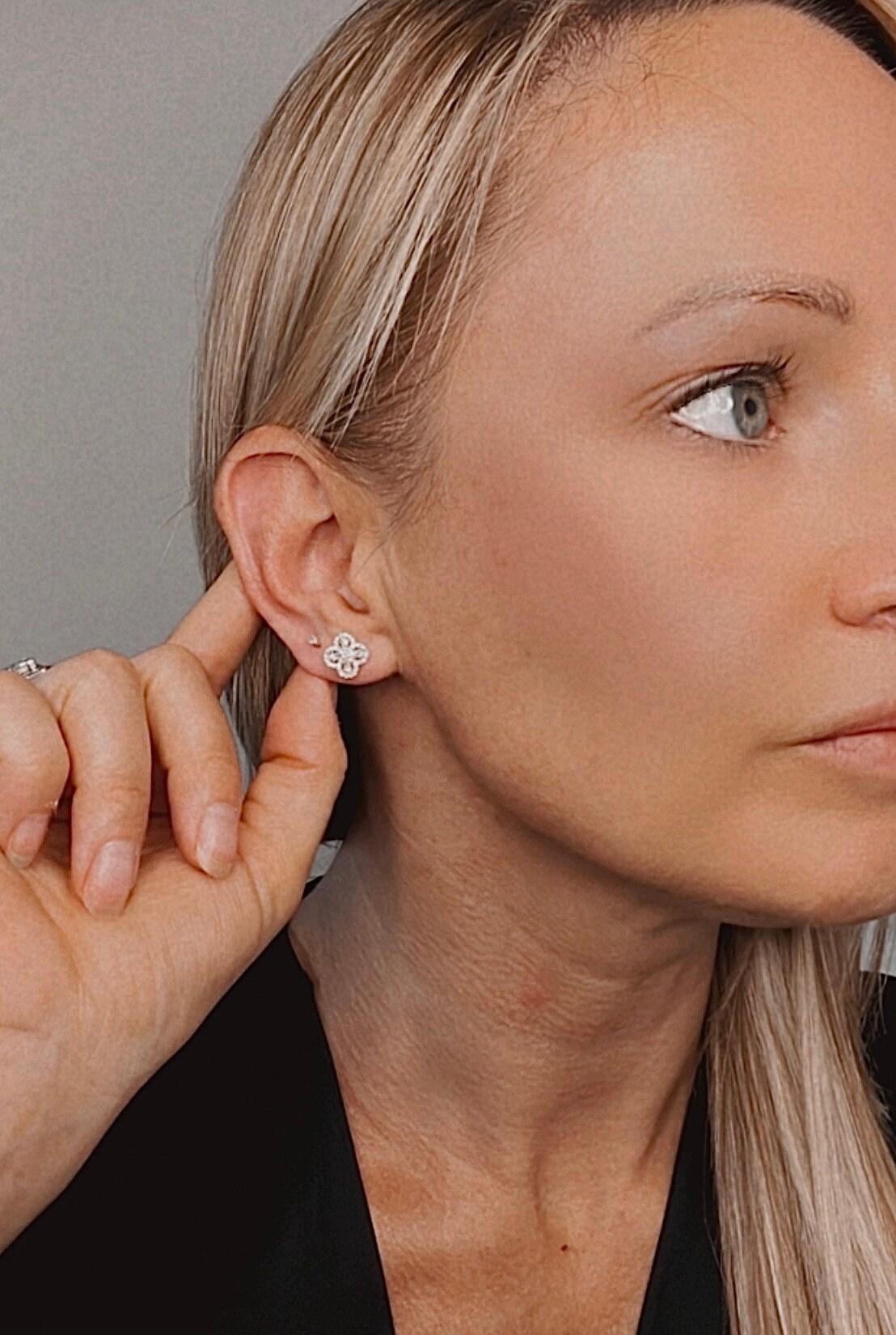 Boucles d'oreilles trèfle en or blanc 18ct et diamant Modernity Preloved Unisexe en vente