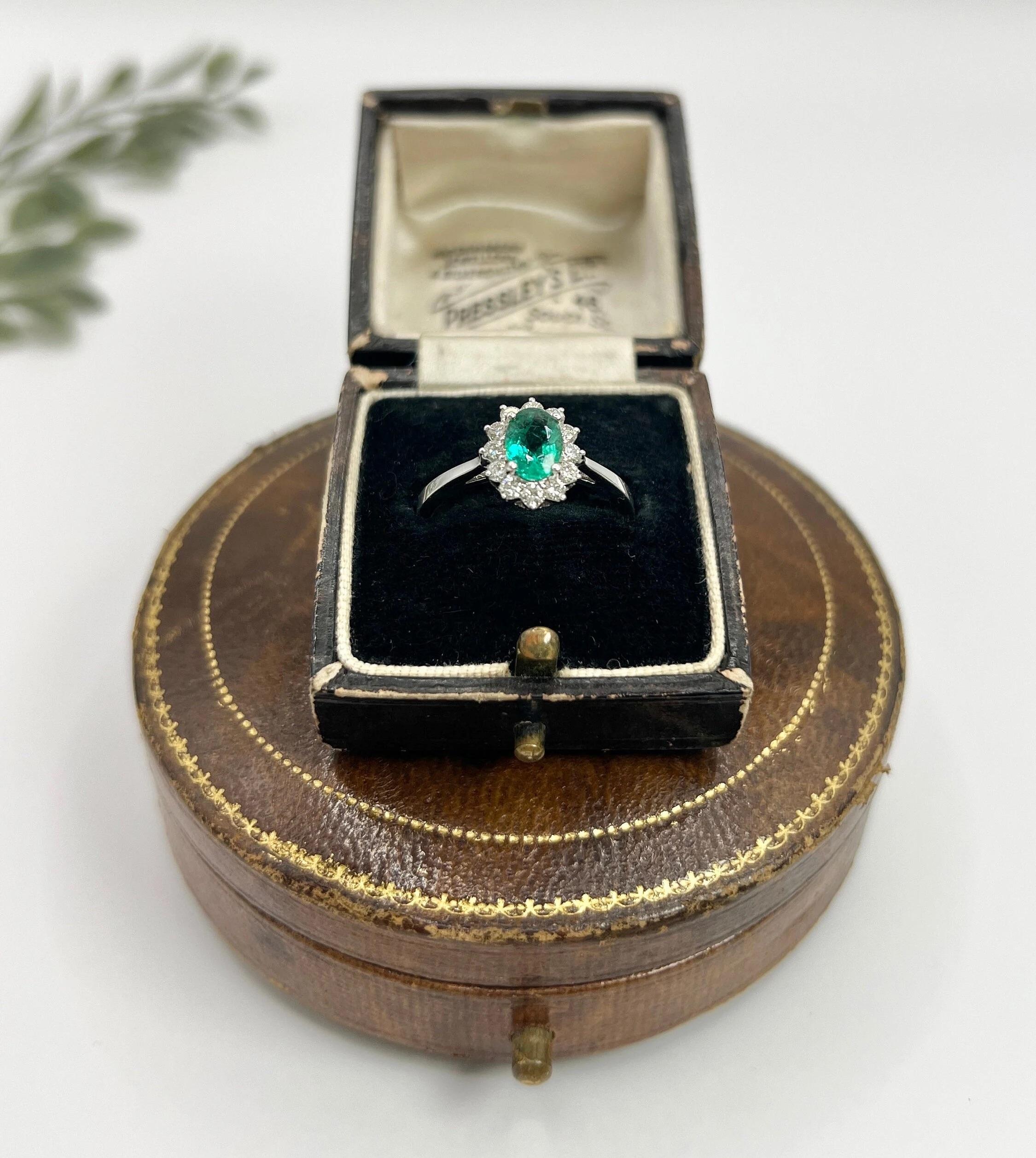 Preloved 18ct Weißgold gestempelt, Smaragd & Diamant Oval Cluster Ring im Angebot 5