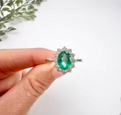 Preloved 18ct White Gold Stamped, Emerald & Diamond Oval Cluster Ring