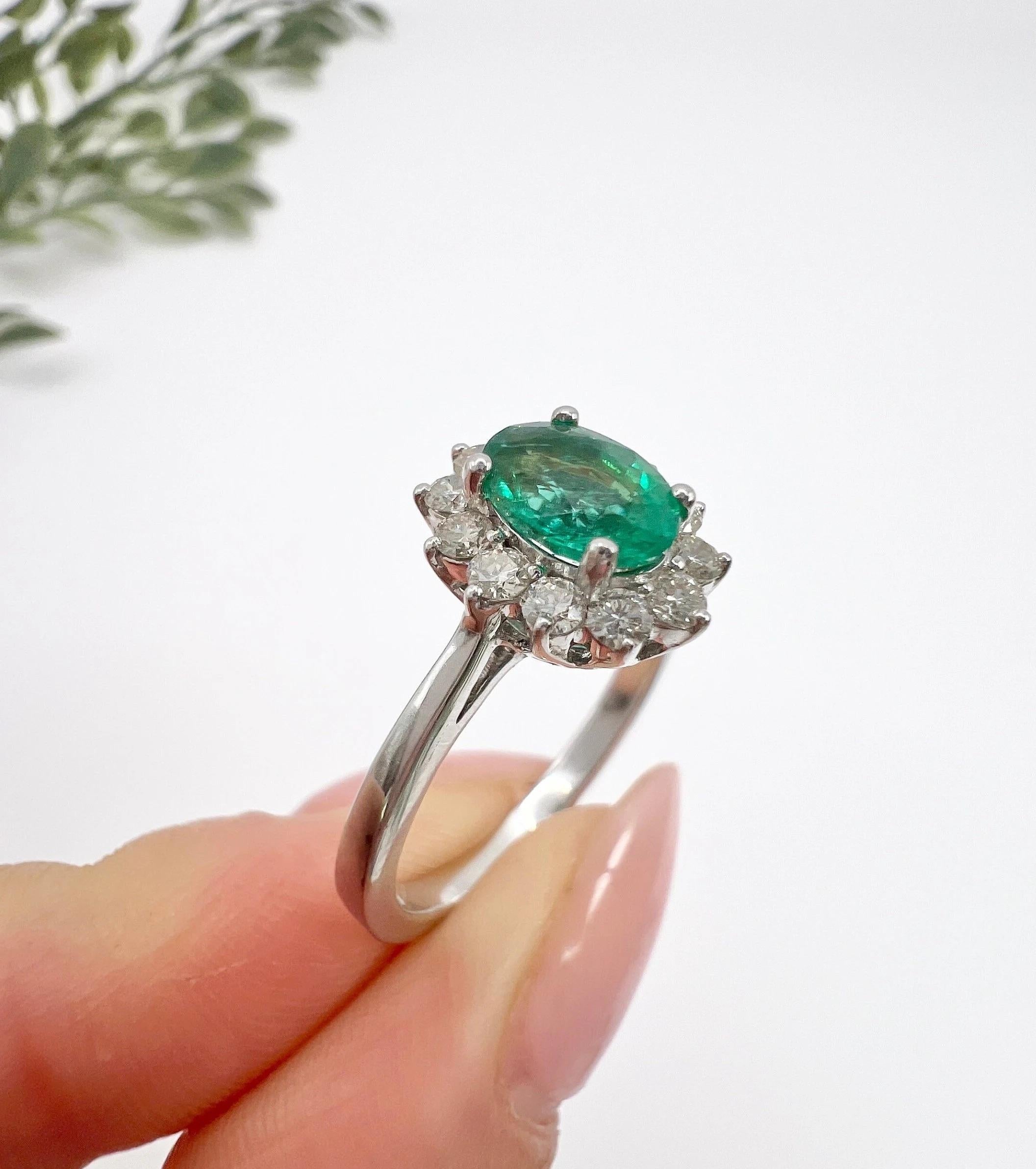 Preloved 18ct Weißgold gestempelt, Smaragd & Diamant Oval Cluster Ring (Ovalschliff) im Angebot