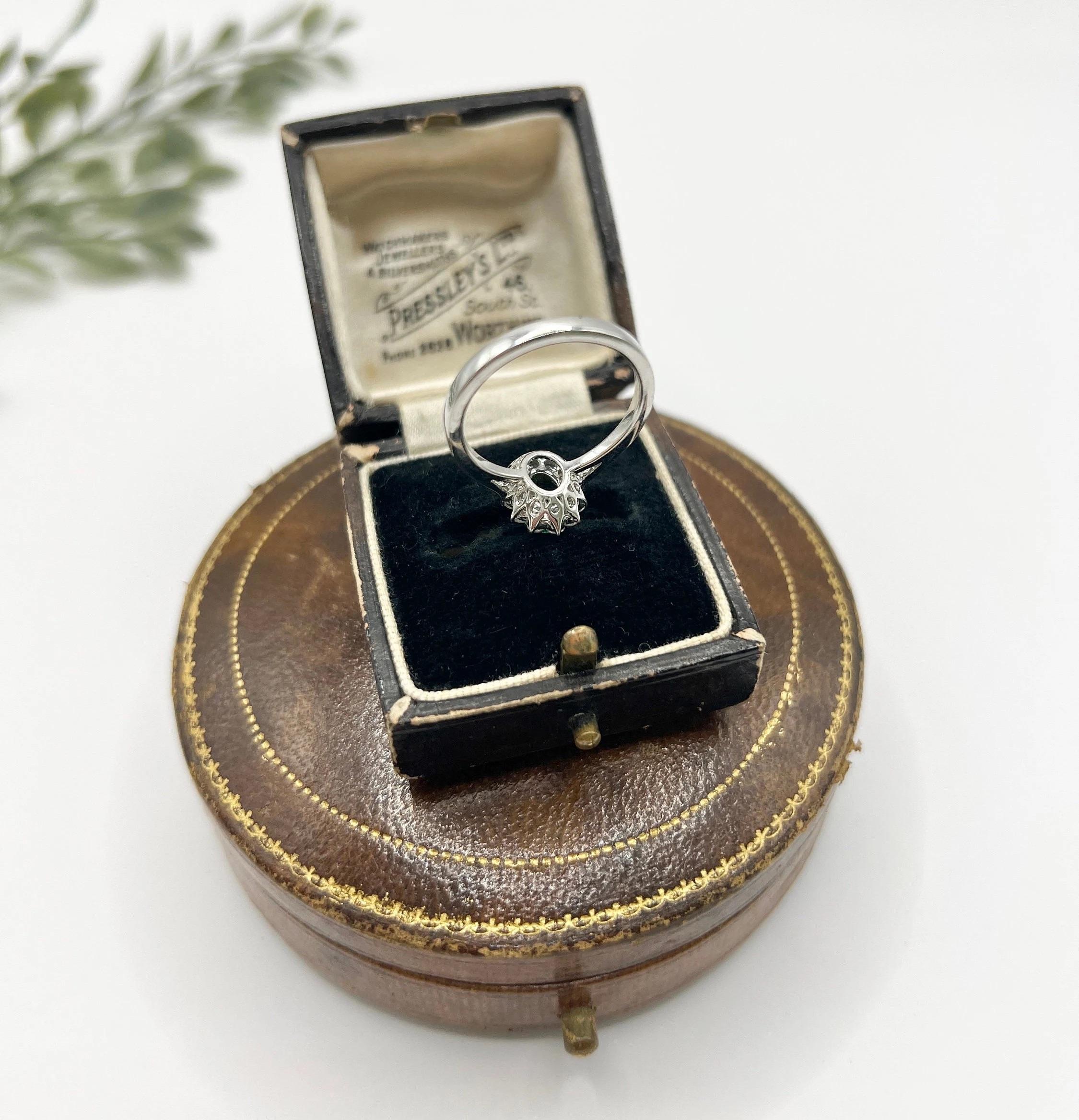 Preloved 18ct Weißgold gestempelt, Smaragd & Diamant Oval Cluster Ring im Angebot 1