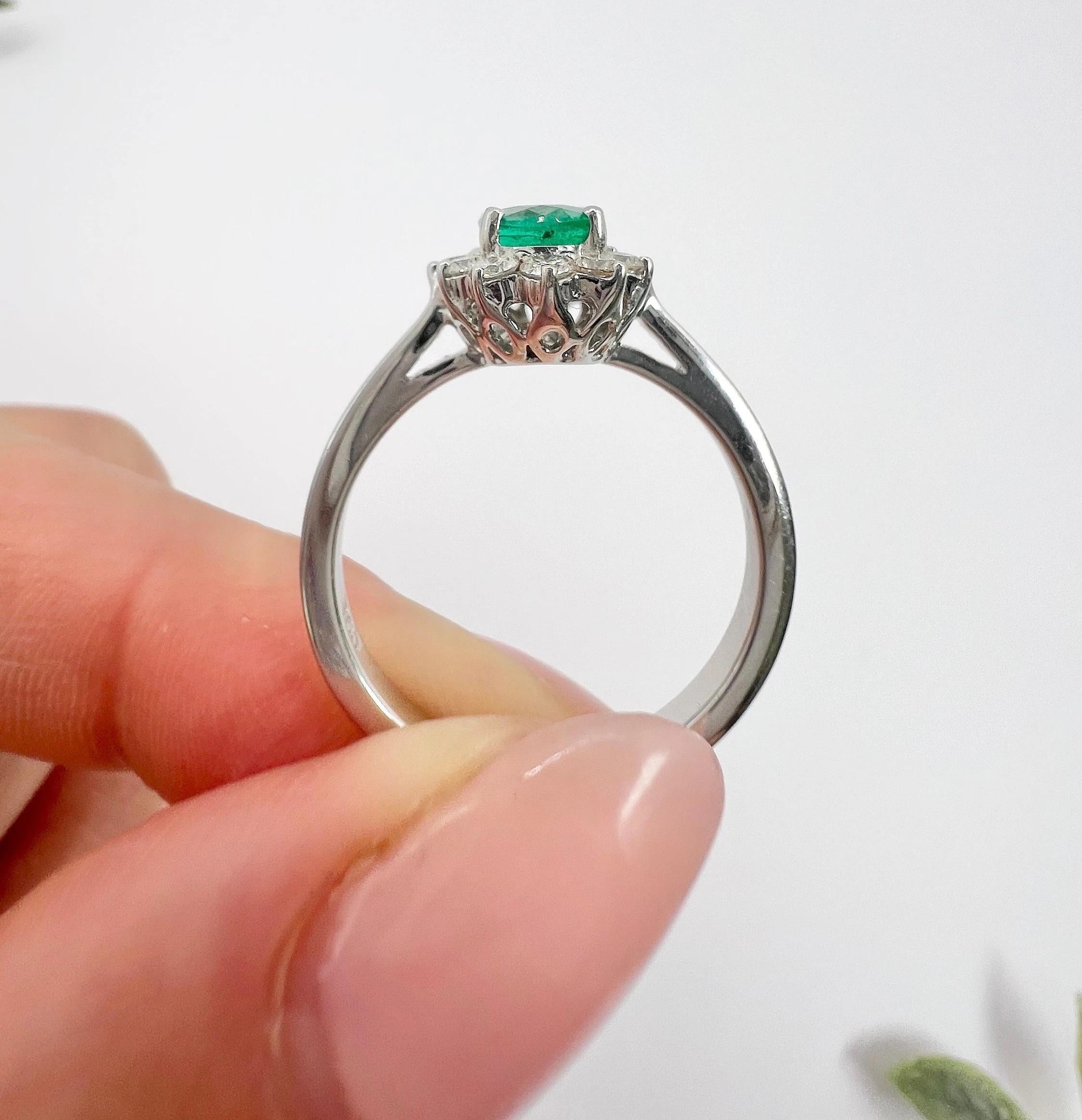 Preloved 18ct Weißgold gestempelt, Smaragd & Diamant Oval Cluster Ring im Angebot 2
