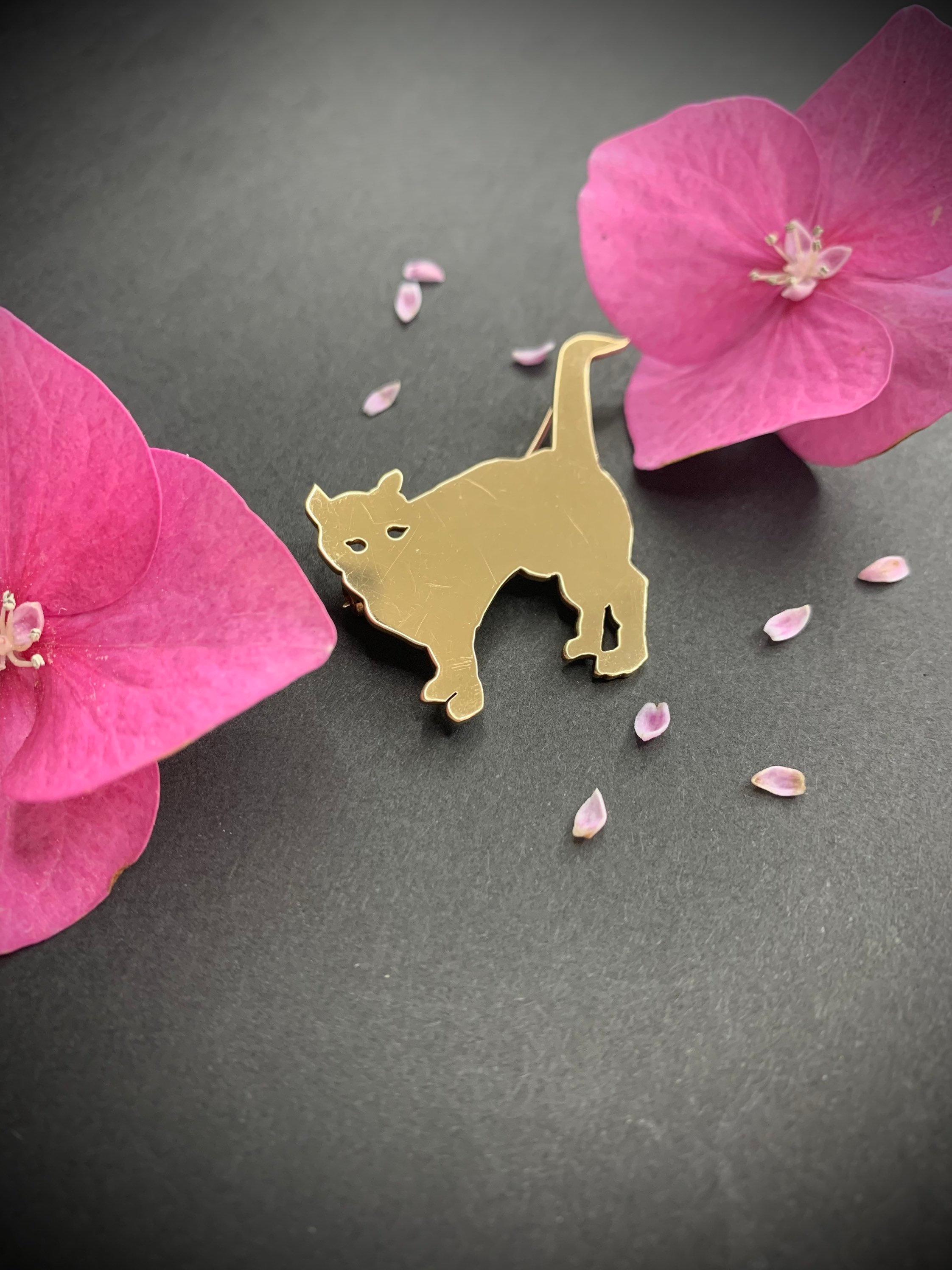 Gold Cat Brooch 

9ct Solid Gold Preloved Kitty 

Hallmarked Birmingham 1994

Weight 6.6g 

Measures Approx 30mm x 36mm 

All of our items are either Antique, Vintage or Preloved. They are in used condition & may show some signs of age related wear,
