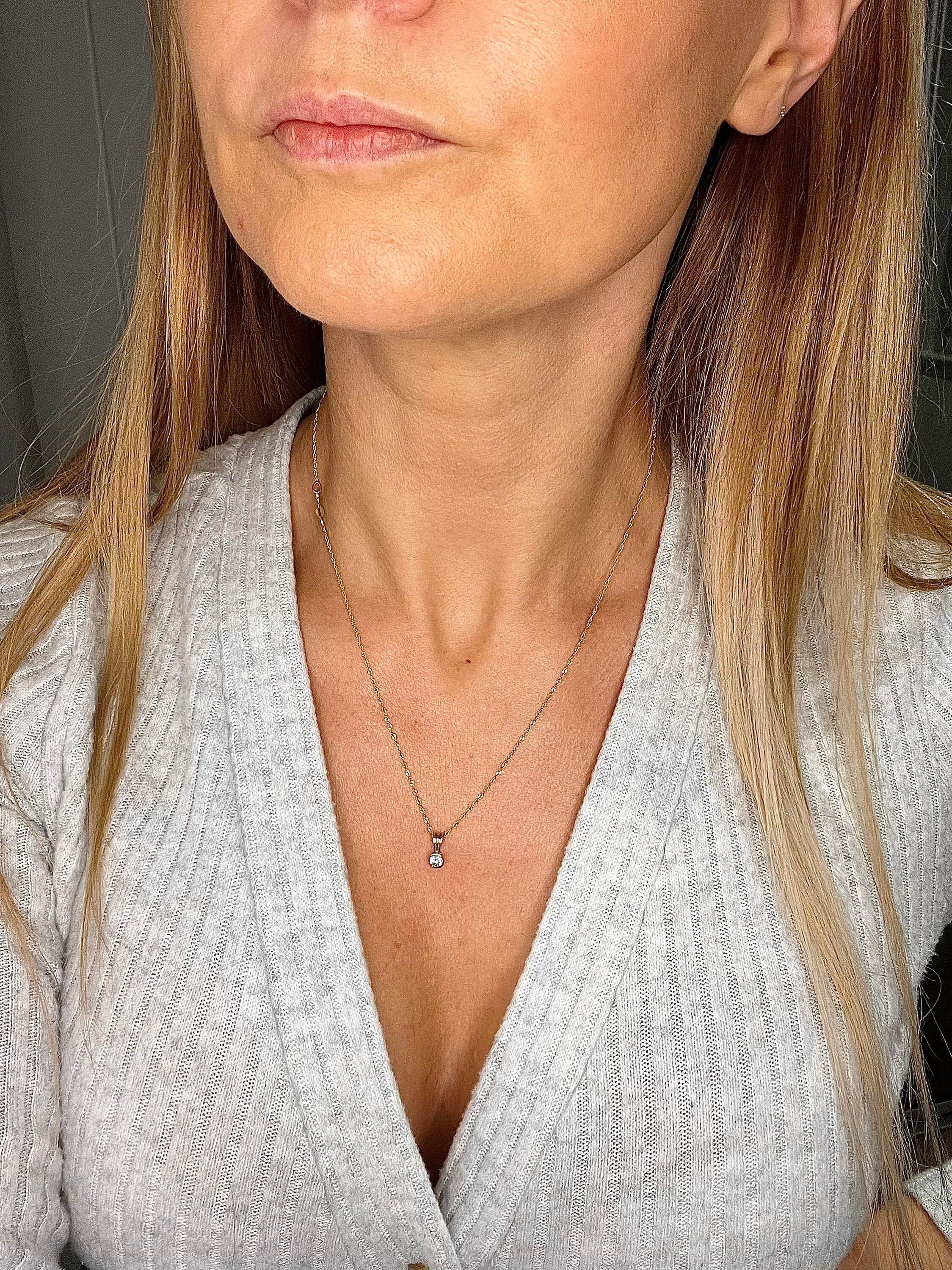 Preloved Diamond Pendant Necklace 

Gorgeous 9ct Gold Pendant Set with a 0.25ct Modern Brilliant Cut Diamond in a Rub Over Setting- Estimated H I Colour, Clarity S I 1 

9ct Gold Twisted Curb Link Chain

Chain Measures Approx 18 Inches 

Pendant