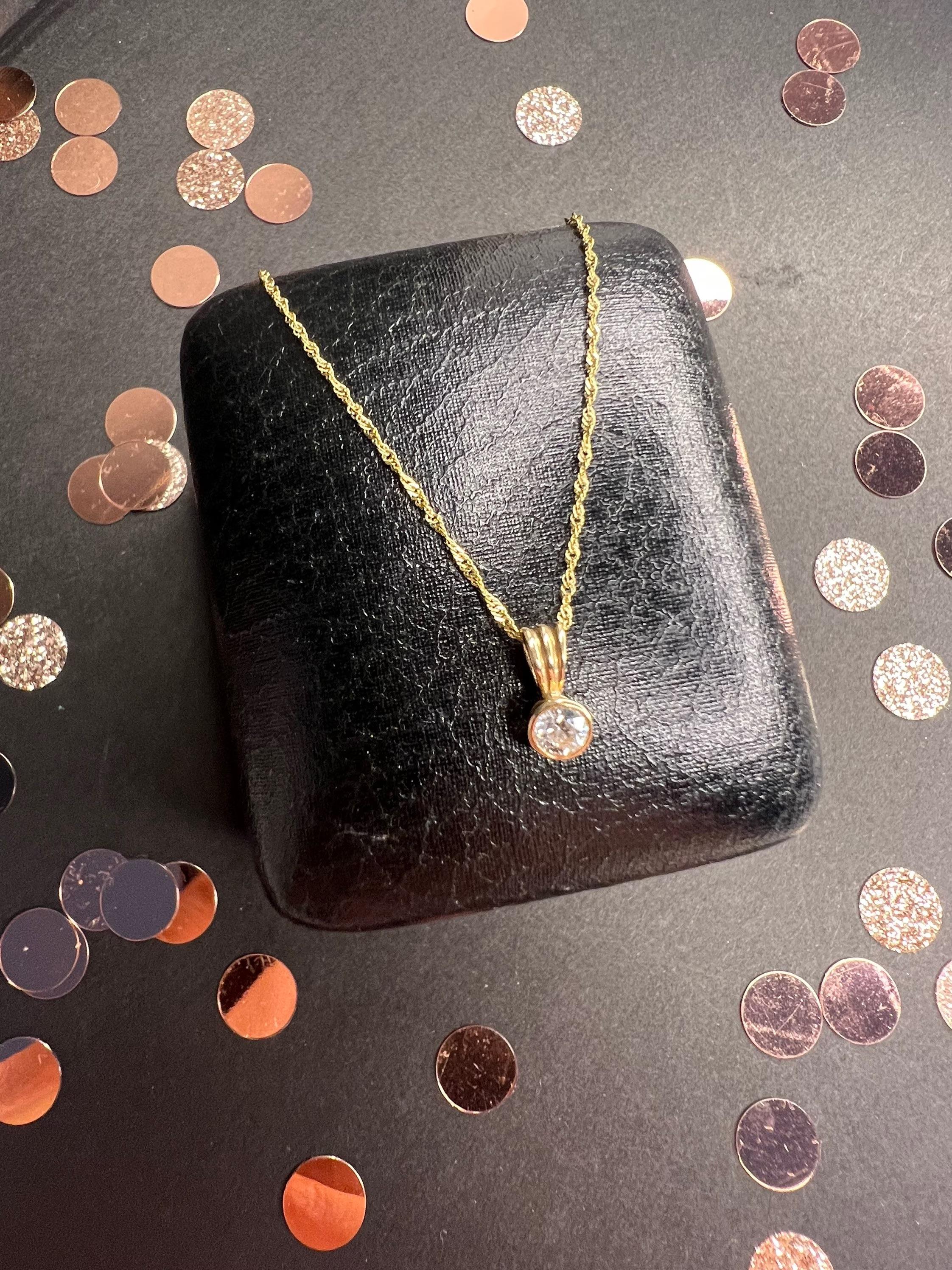 Preloved 9ct Gold Diamond Pendant Necklace In Good Condition For Sale In Brighton, GB