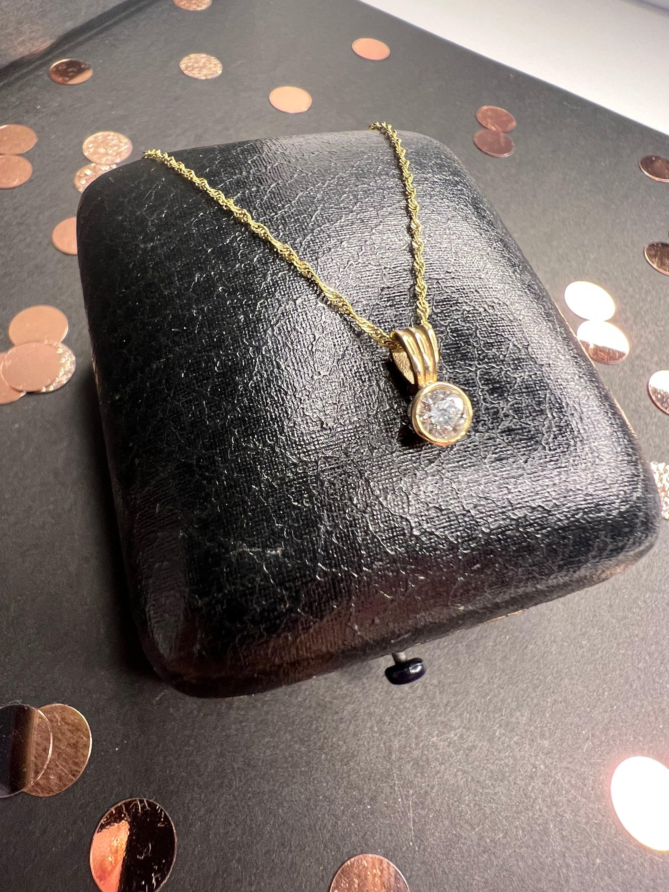 Women's or Men's Preloved 9ct Gold Diamond Pendant Necklace For Sale