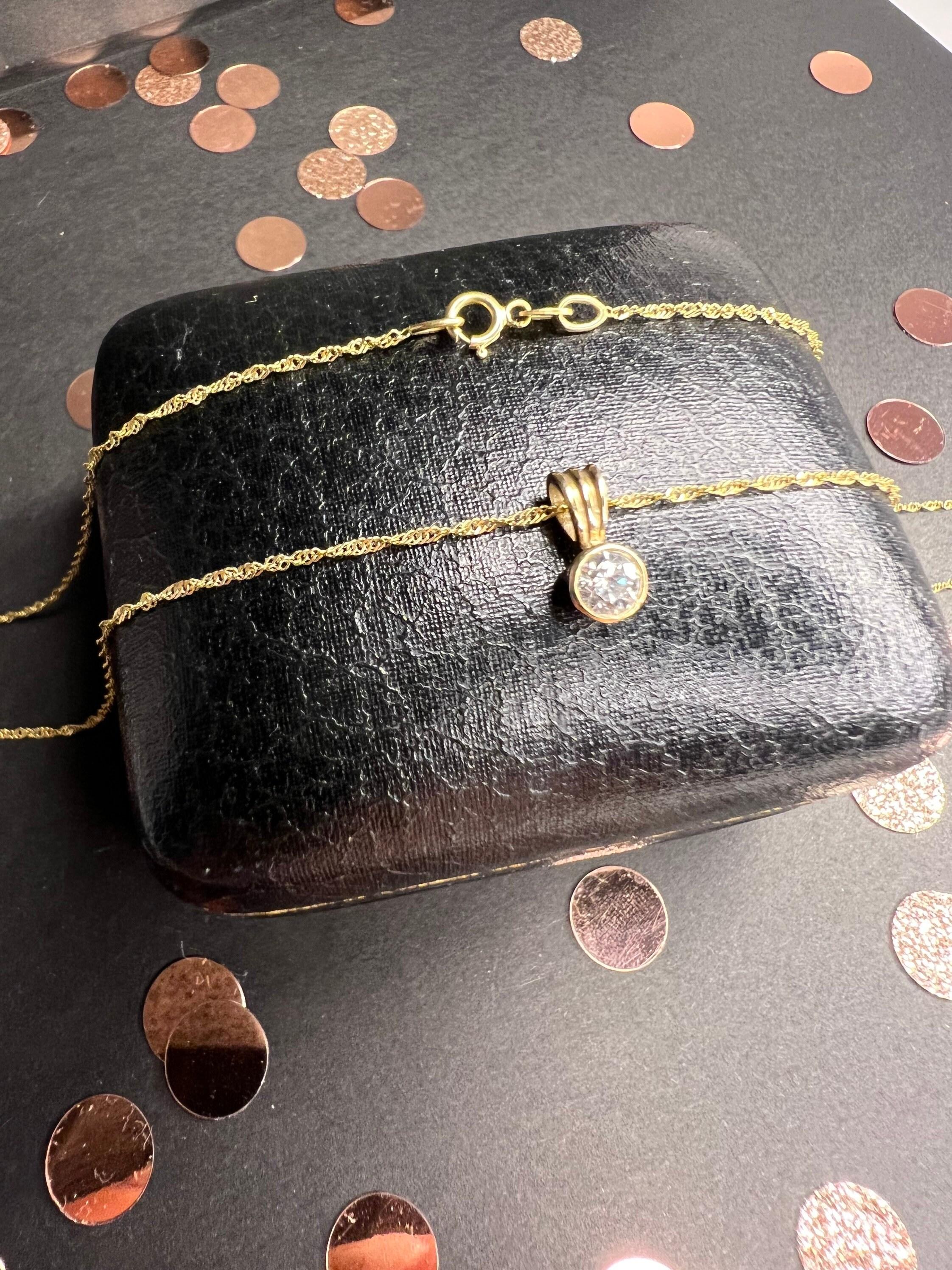 Preloved 9ct Gold Diamond Pendant Necklace For Sale 2