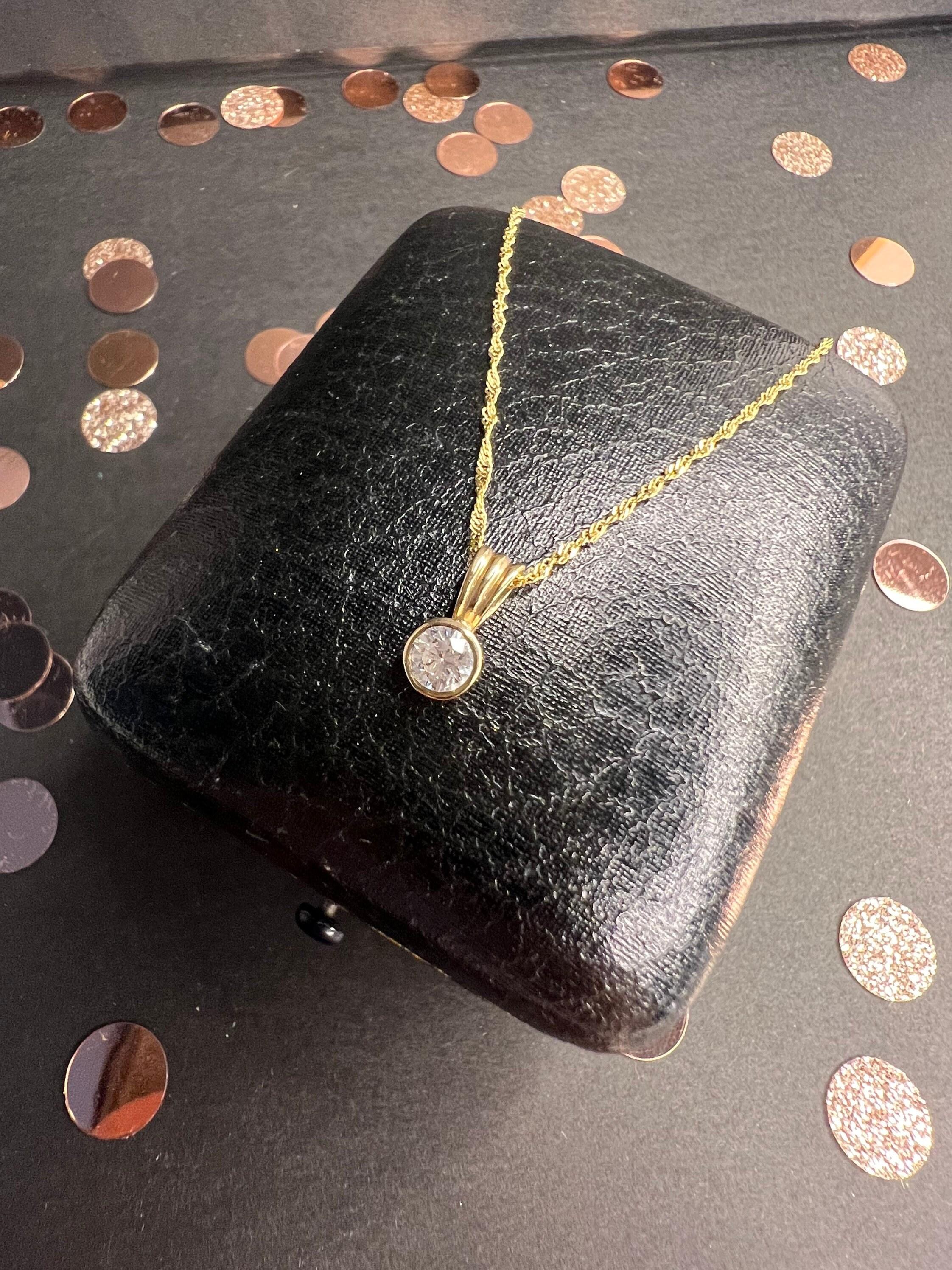 Preloved 9ct Gold Diamond Pendant Necklace For Sale 3