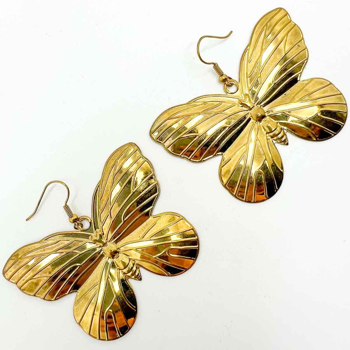 A whimsical pair of preloved Butterfly Statement Earrings. The perfect summer statement that will work, day to occasion and even for the beach.
An unsigned beauty. A rare treasure. Just because a jewel doesn’t carry a designer name, doesn’t mean it