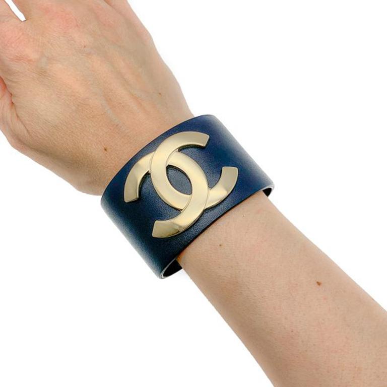 Un magnifique bracelet manchette en cuir avec logo de Chanel, exceptionnellement portable, et préexploité. Créée lorsque Lagerfeld était à la tête du design chez Chanel en décembre 2017 en tant qu'édition limitée pour la collection Croisière 2018.