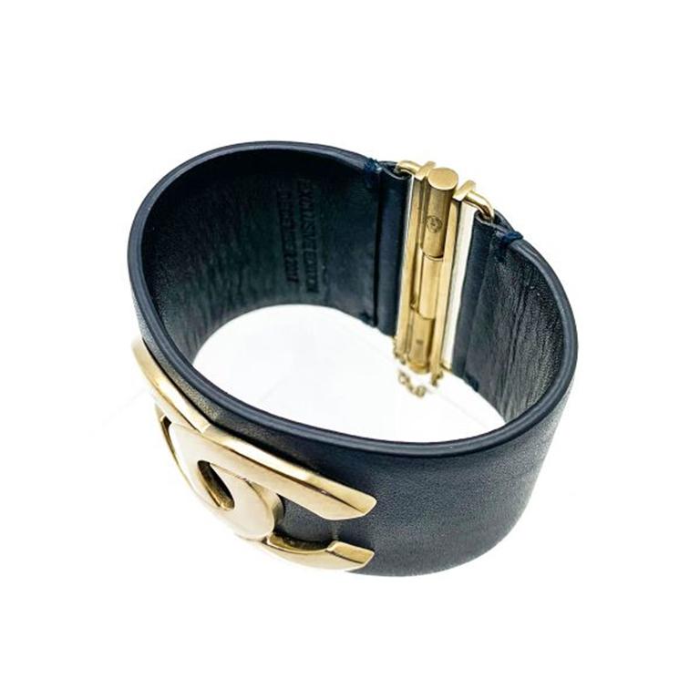 Preloved Chanel Karl Lagerfeld Era Statement Leather CC Logo Cuff NWB 2017 en vente 1