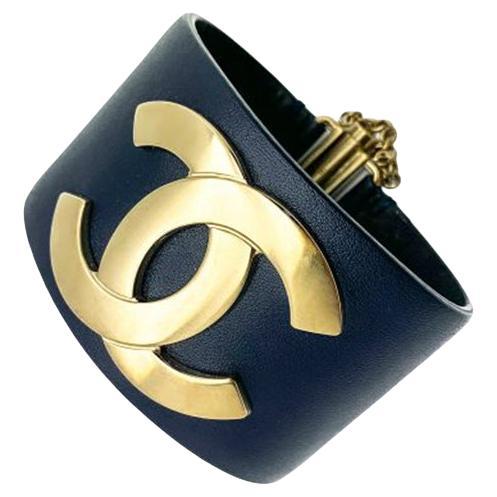 Preloved Chanel Karl Lagerfeld Era Statement Piel CC Logo Cuff NWB 2017