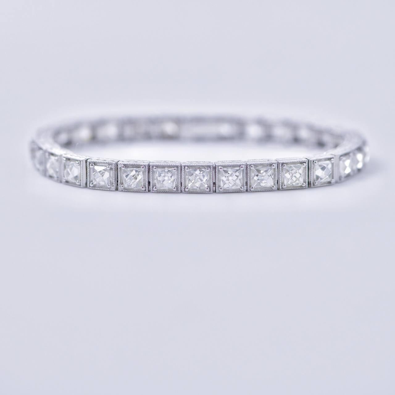 Pezzo da investimento 

Questo squisito bracciale prelavato in stile Art Deco con diamanti e oro bianco è un vero classico senza tempo, caratterizzato da un design elegante e raffinato. Il bracciale è incastonato con ventotto diamanti taglio vecchio