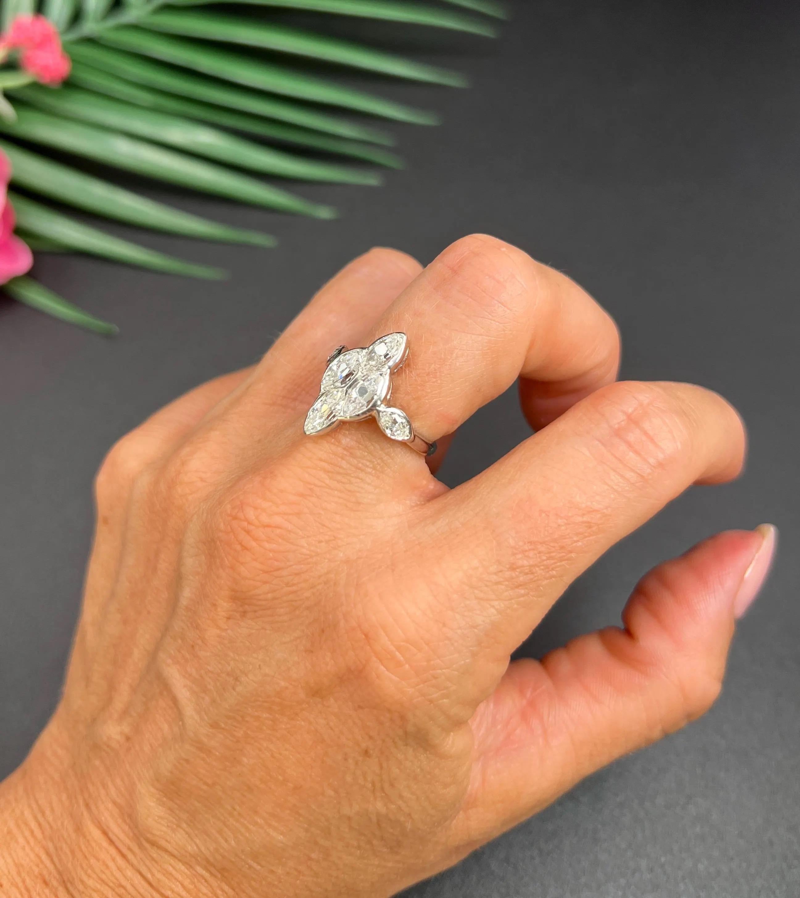 Anillo de diamantes Preloved 

Platino Testado

Alrededor de 2000

Presentamos un impresionante anillo de diamantes de platino hecho a mano hacia el año 2000, esta exquisita pieza combina arte y elegancia. En el corazón del diseño hay cuatro
