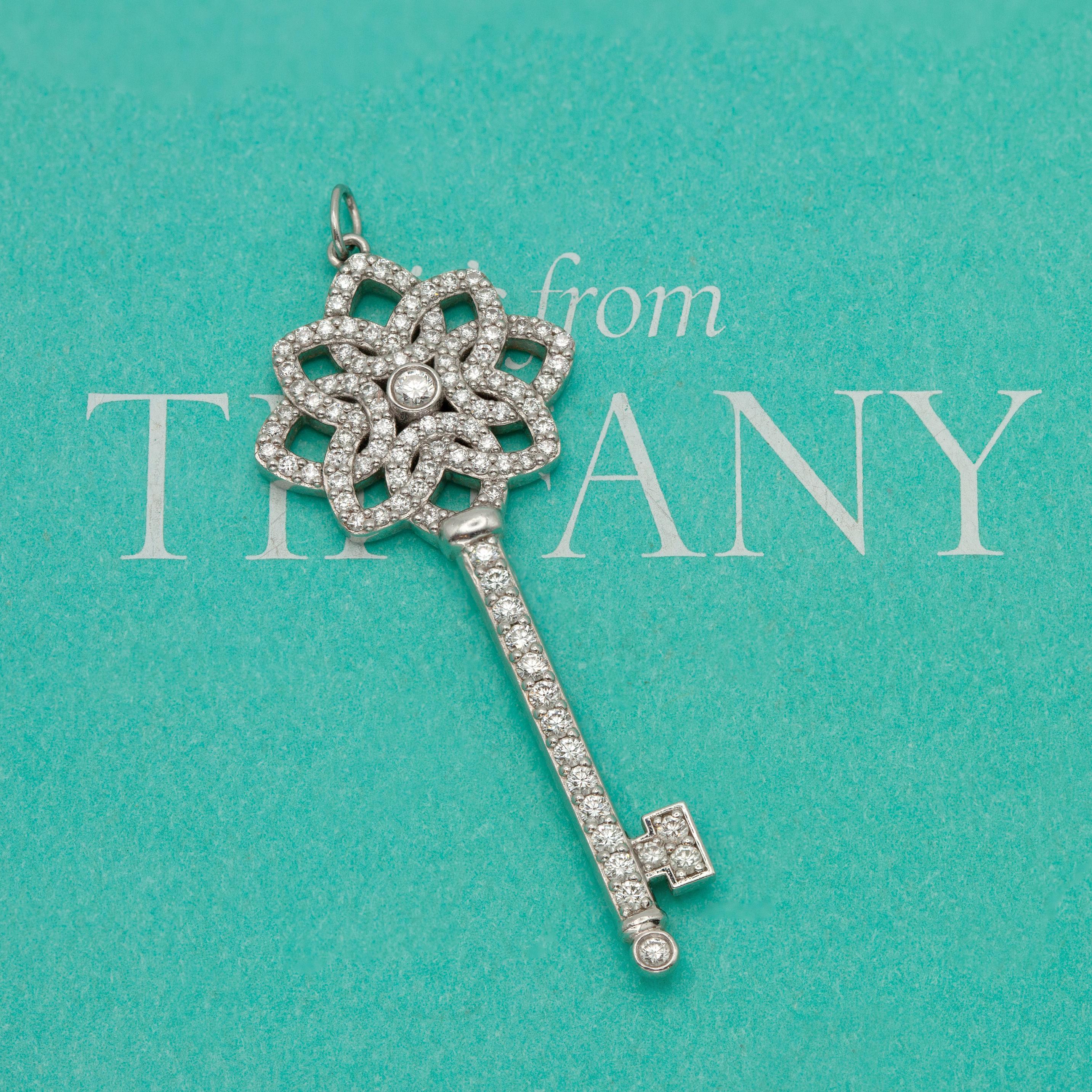 Stupenda chiave scheletrata grande di Tiffany & Co. con motivo a intreccio in platino con 103 diamanti pavé di circa 1,21 carati di colore E-F e purezza VS1-VS2

L'inserzione riguarda SOLO il ciondolo
La collana a catena mostrata nella foto NON è