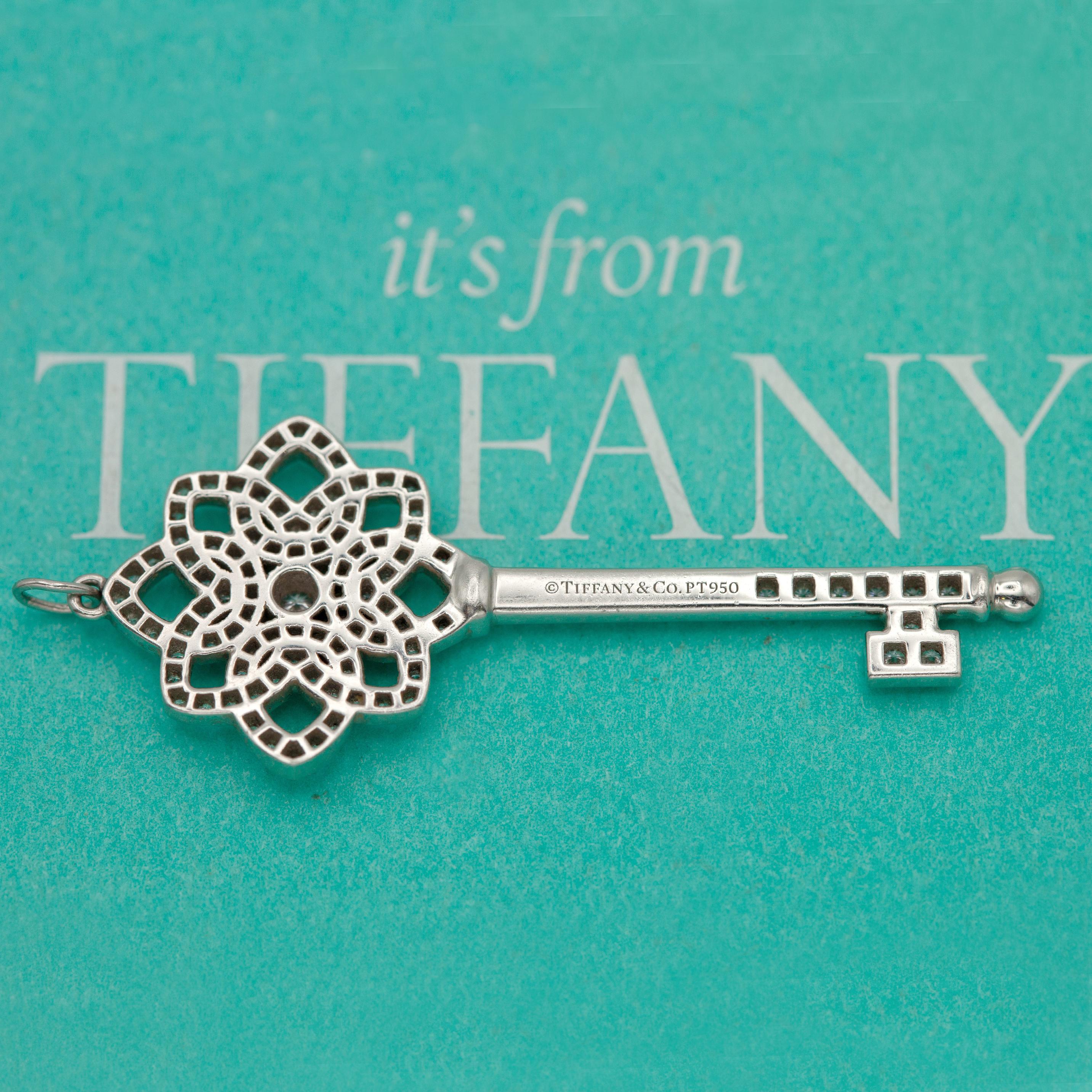 Ciondolo grande con chiave scheletrica in platino di Tiffany & Co. In condizioni ottime in vendita a New York, NY