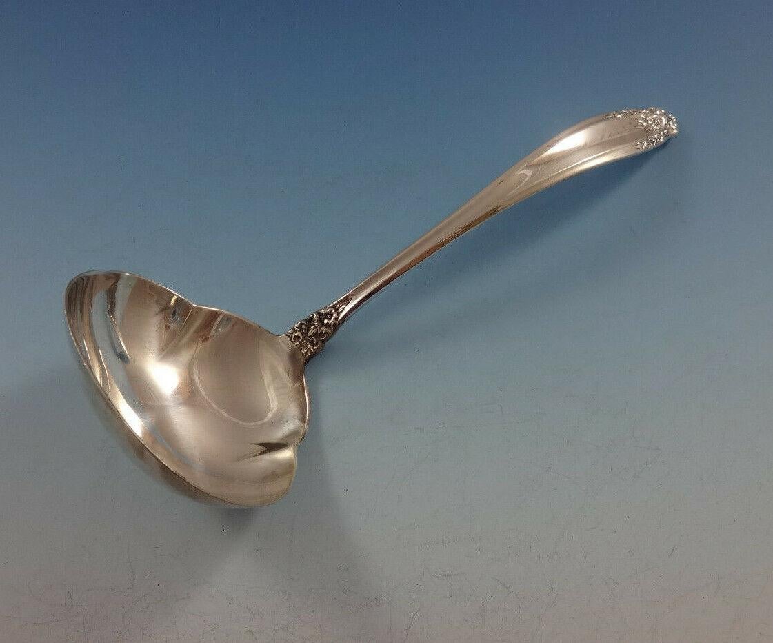 Snello e aggraziato, le linee morbide e pulite di questo raffinato modello si distinguono per gli ornamenti floreali profondamente intagliati sulla punta e sul collo. I bordi in rilievo lungo lo stelo scanalato esaltano la sofisticata semplicità e