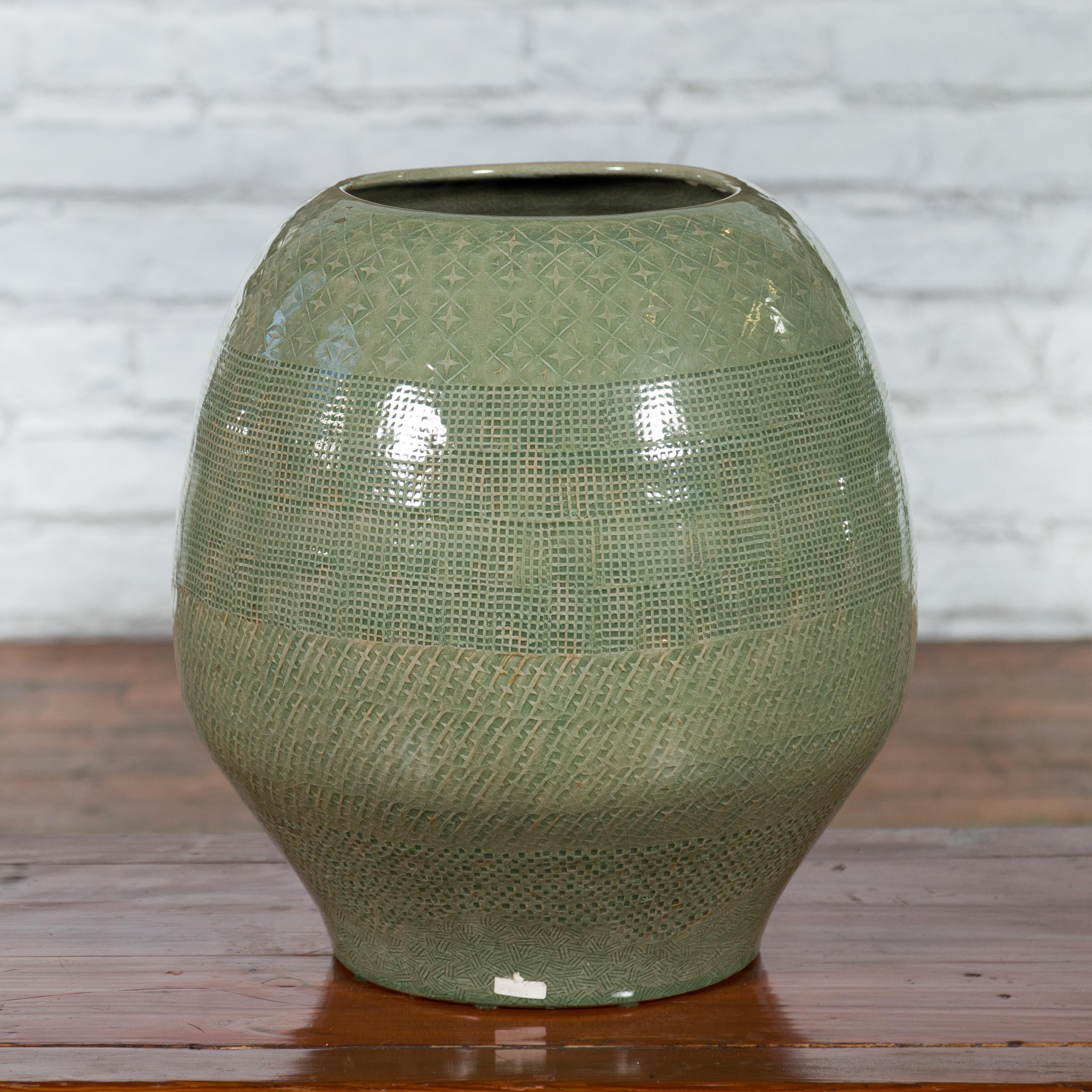 Vase artisanal en céramique émaillée verte Prem Collection avec décor géométrique en vente 4