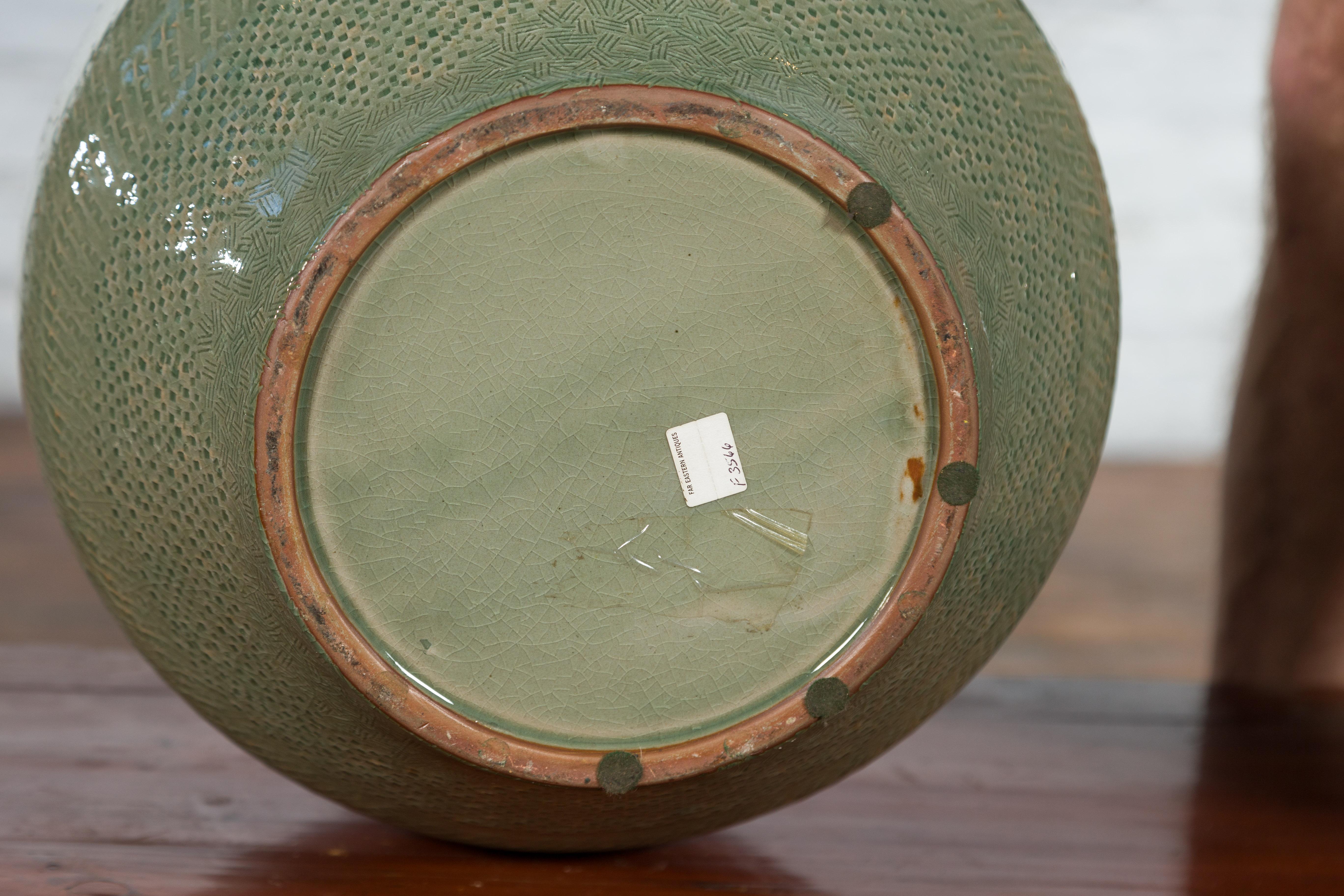 Grande vaso in ceramica smaltata verde con bande geometriche incise in vendita 6