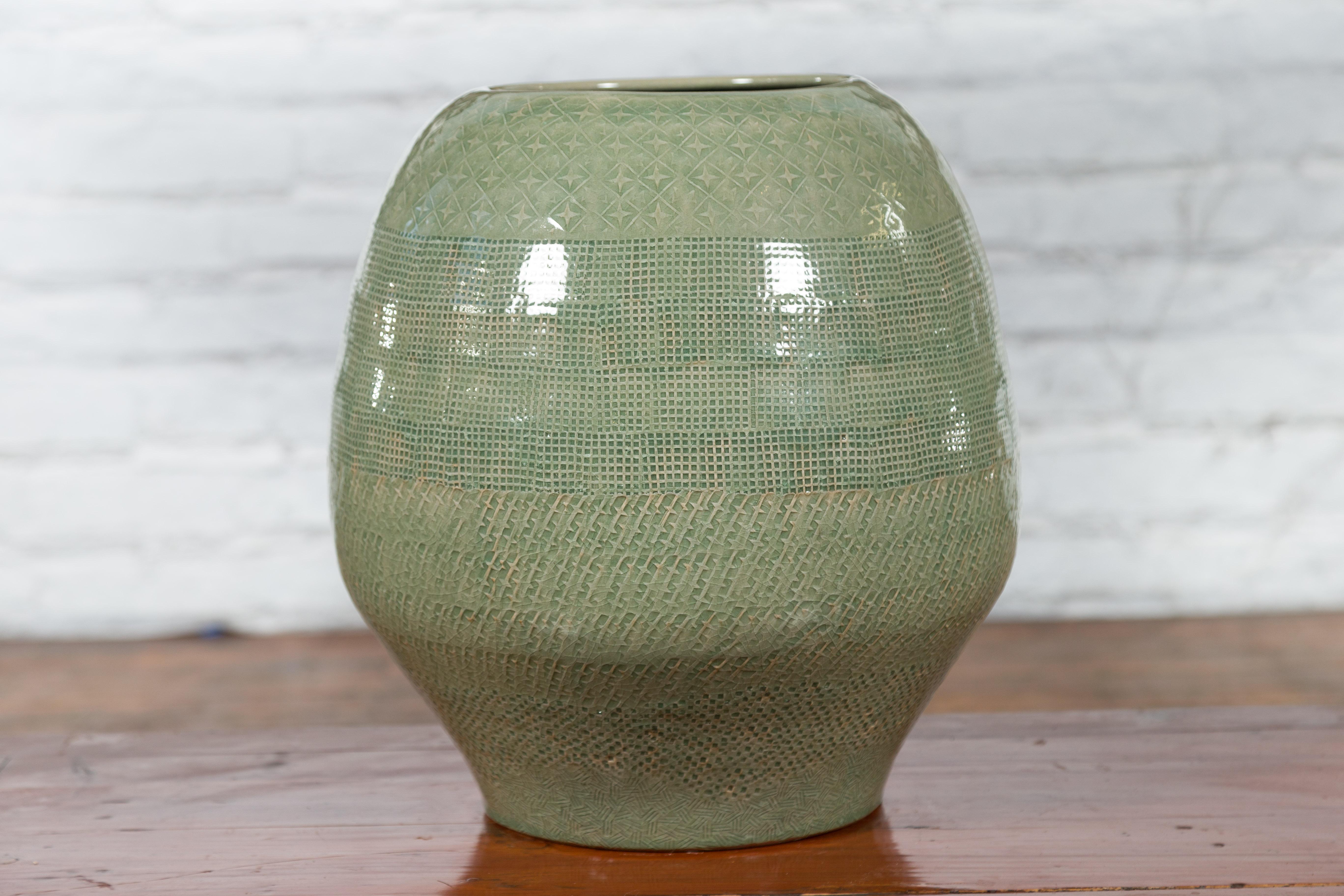 Vernissé Vase artisanal en céramique émaillée verte Prem Collection avec décor géométrique en vente