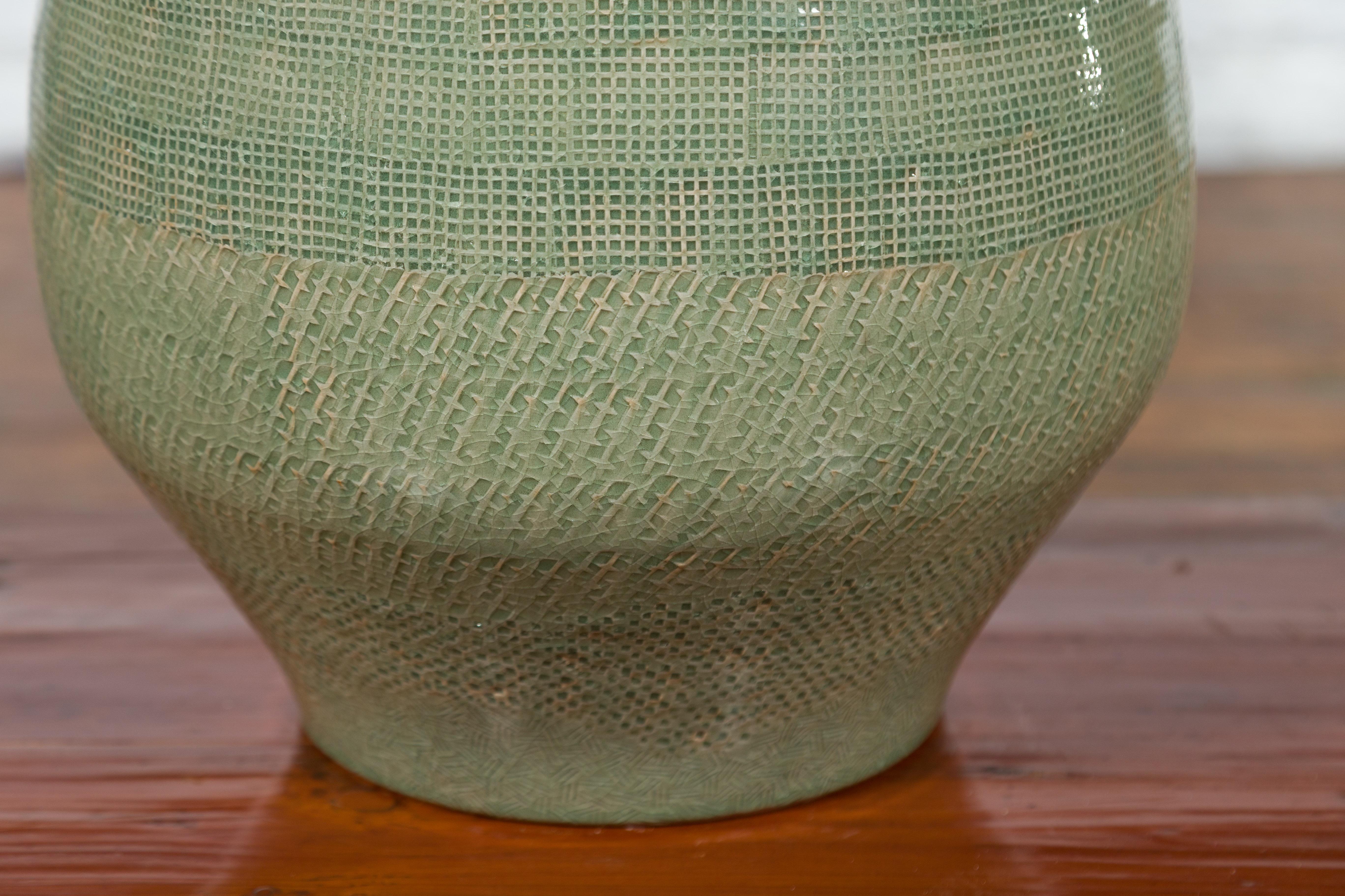 Ceramica Grande vaso in ceramica smaltata verde con bande geometriche incise in vendita