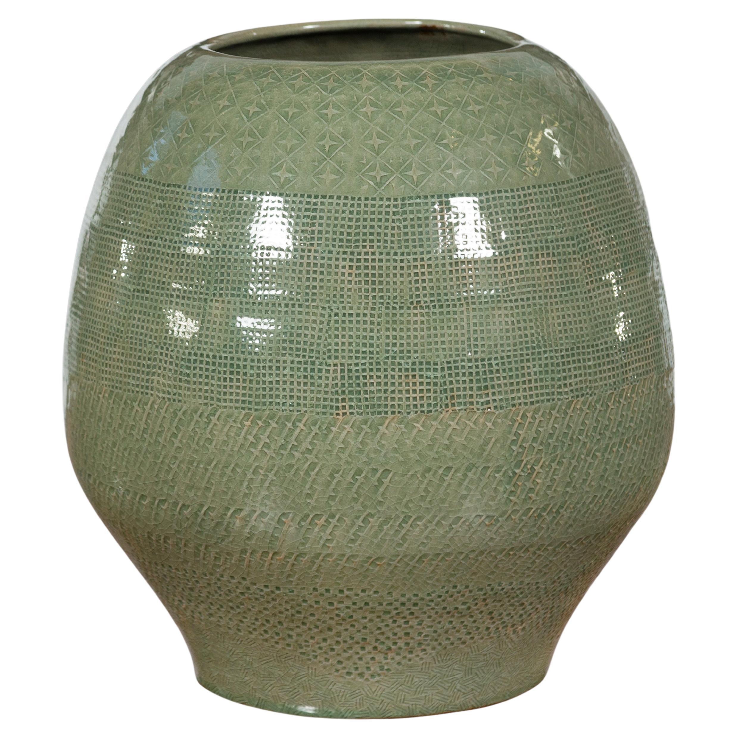 Prem Collection Grün glasierte Keramikvase mit geometrischem Dekor im Angebot