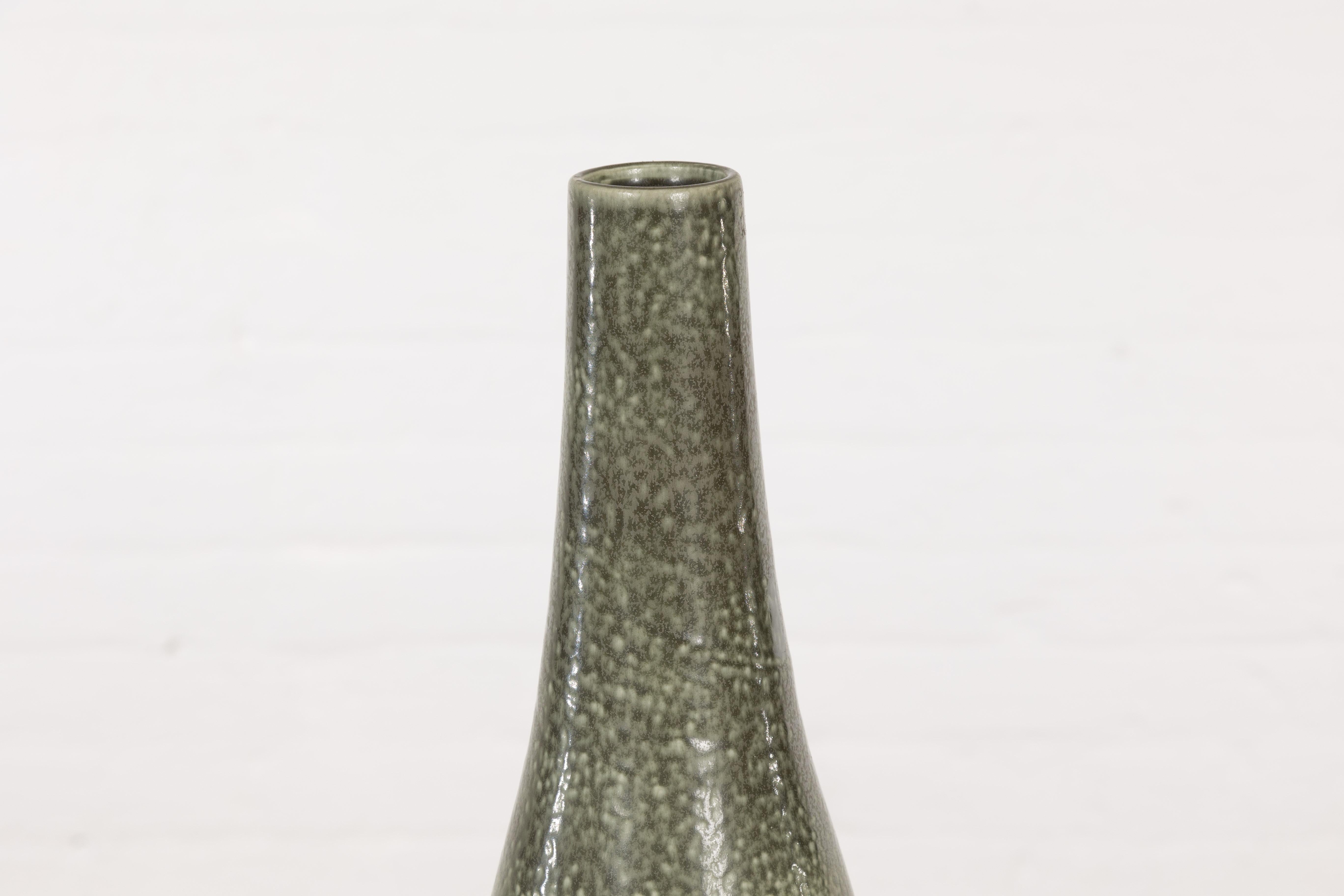 Jarrón alto de cerámica verde texturizada con cuello estrecho y forma de botella en Bueno estado para la venta en Yonkers, NY