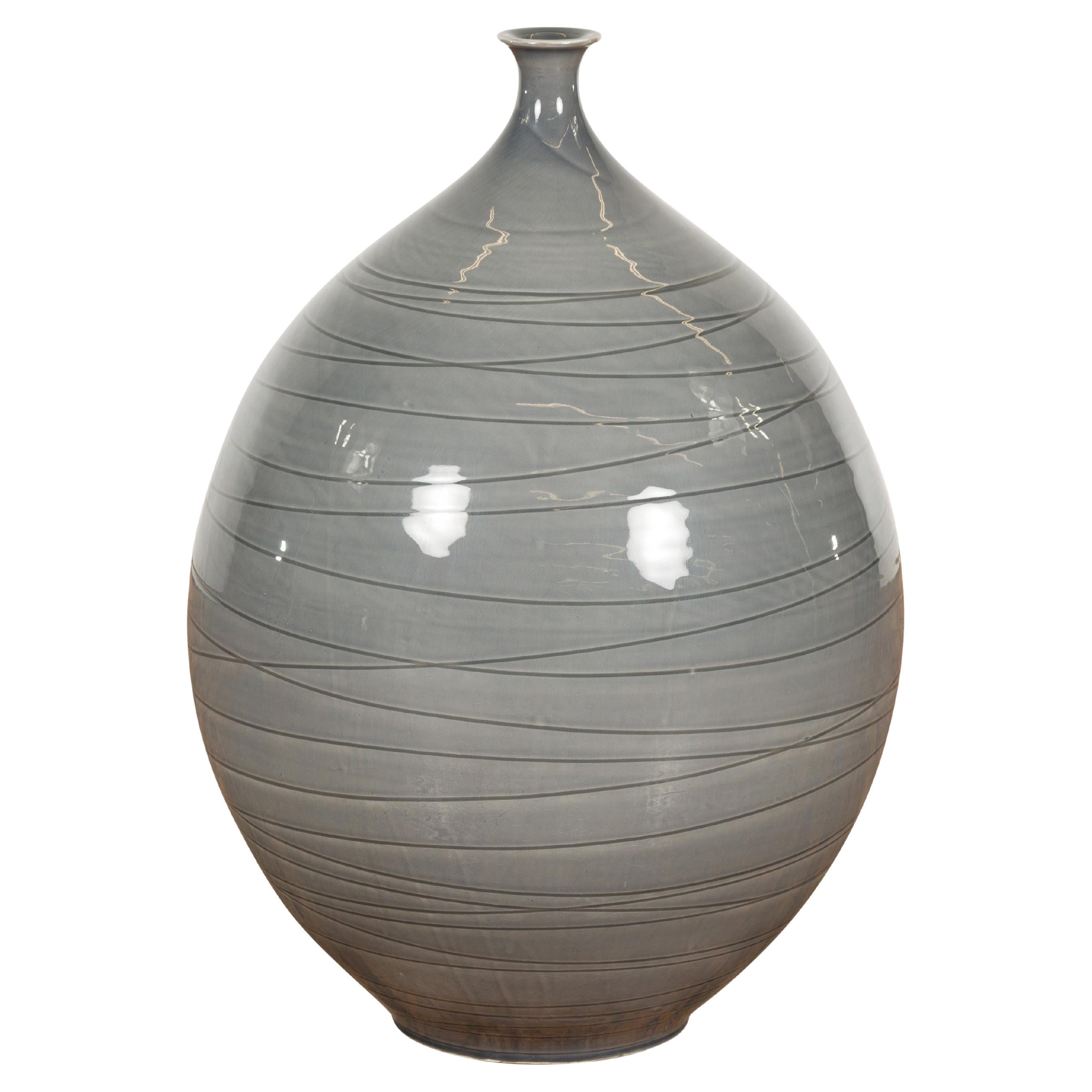 Vaso alto artigianale in ceramica smaltata grigio-argento con superficie striata