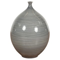 Silber-grau glasierte Keramikvase
