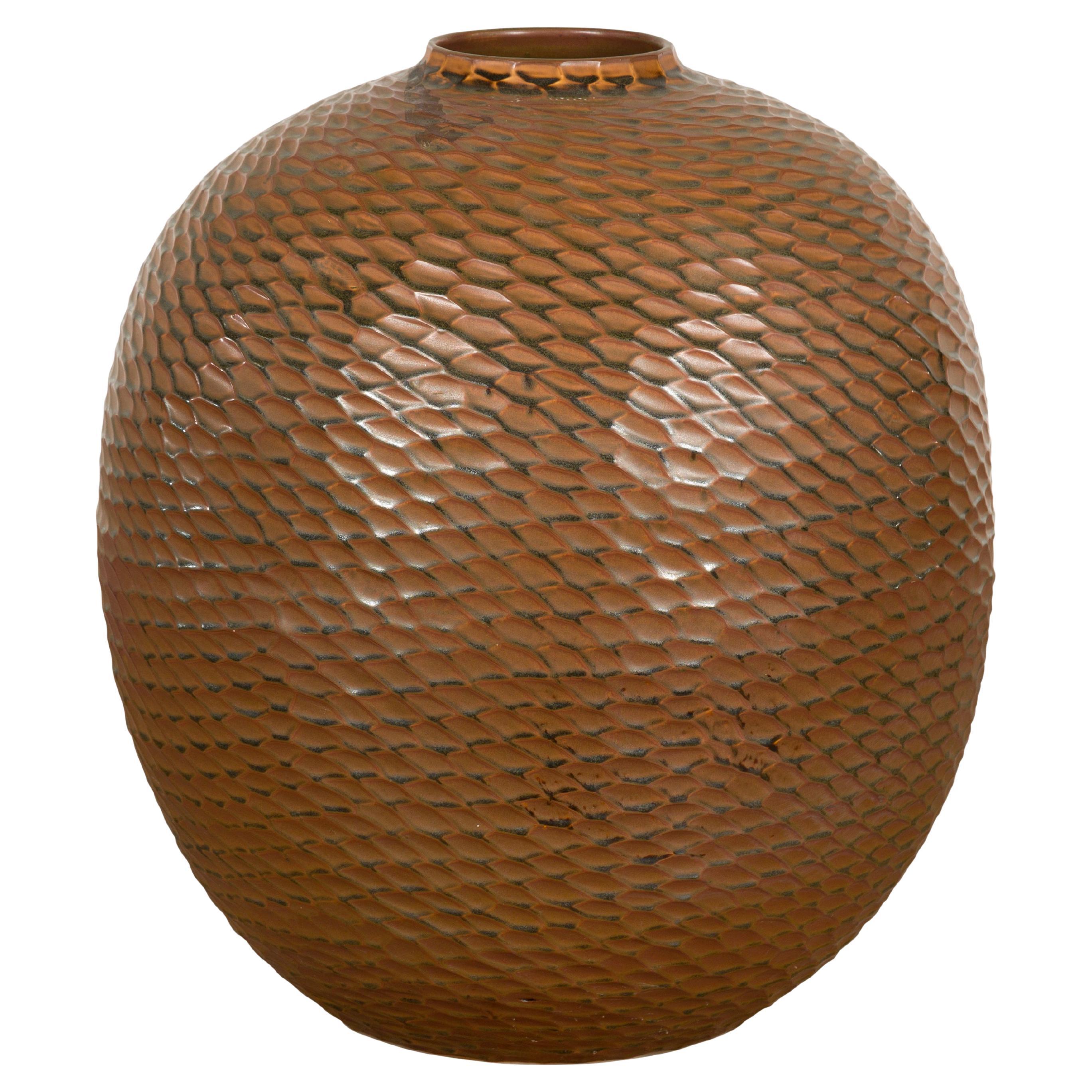 Vase marron fabriqué à la main de la collection Prem avec des motifs texturés en forme de nid d'abeille