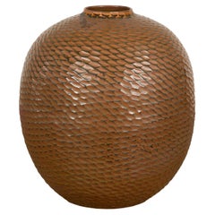 Vase marron fabriqué à la main de la collection Prem avec des motifs texturés en forme de nid d'abeille