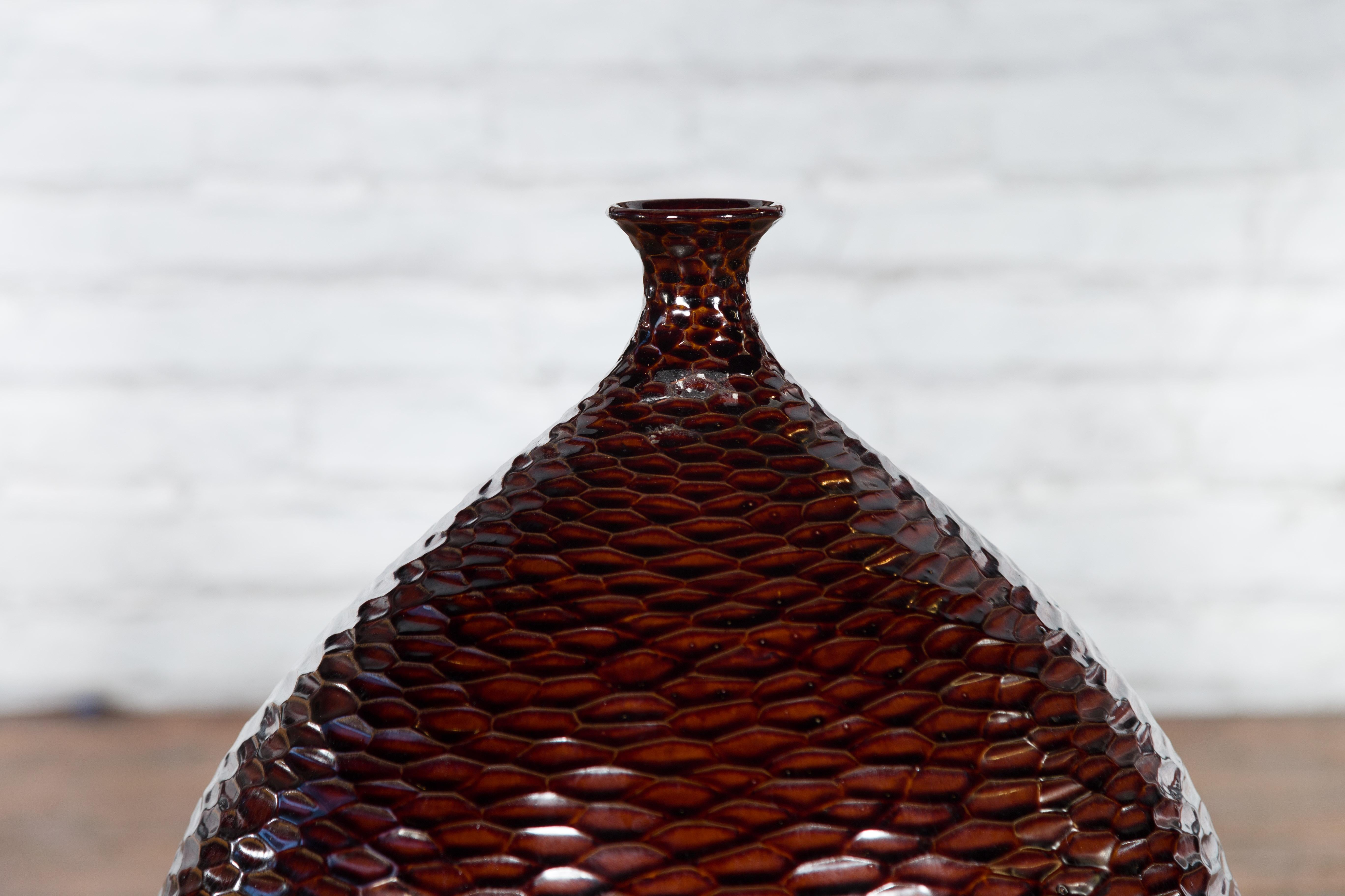 Handgefertigte burgunderrote Vase der Kollektion Prem mit strukturierten honigfarbenen Motiven im Angebot 4