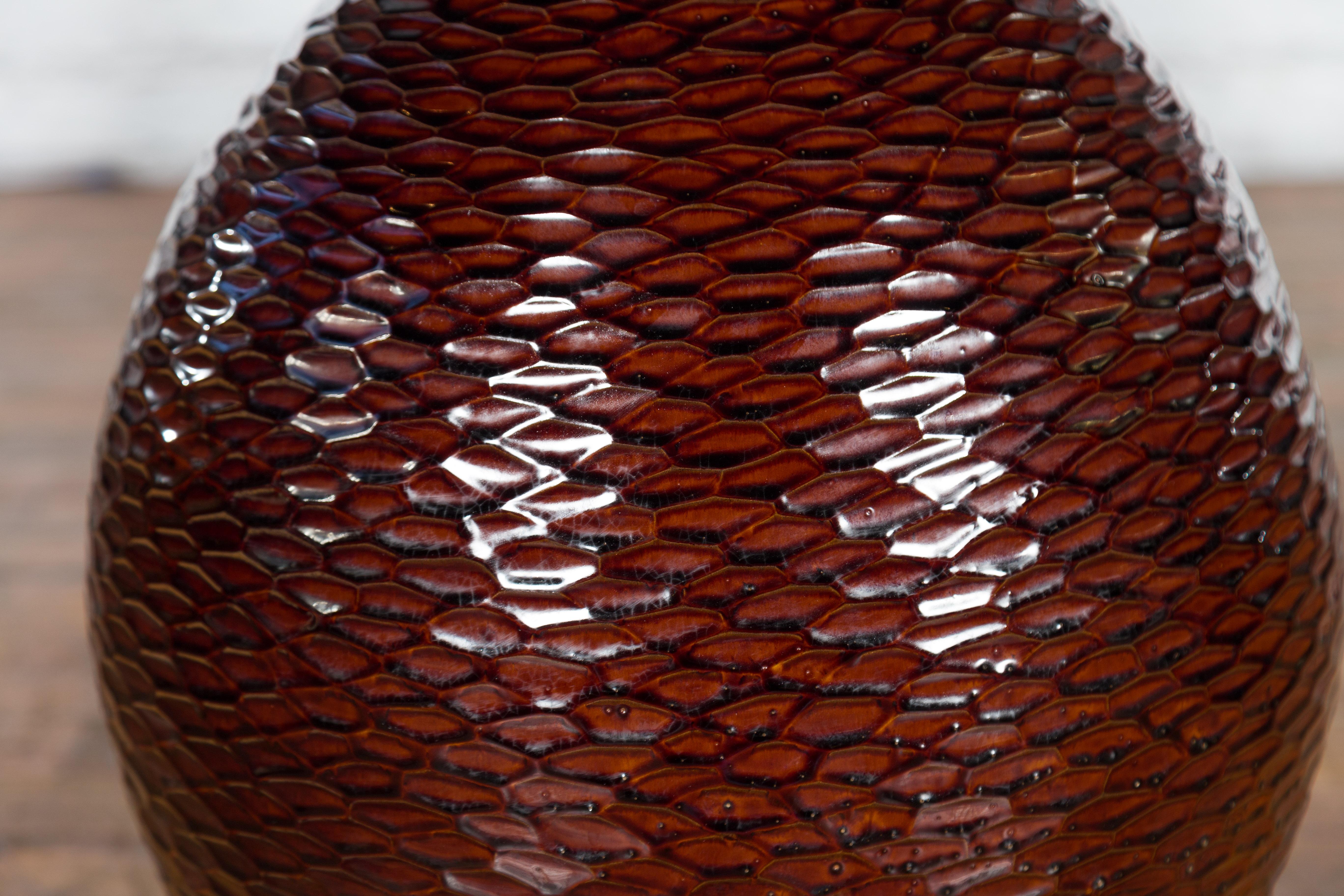 Handgefertigte burgunderrote Vase der Kollektion Prem mit strukturierten honigfarbenen Motiven im Angebot 5