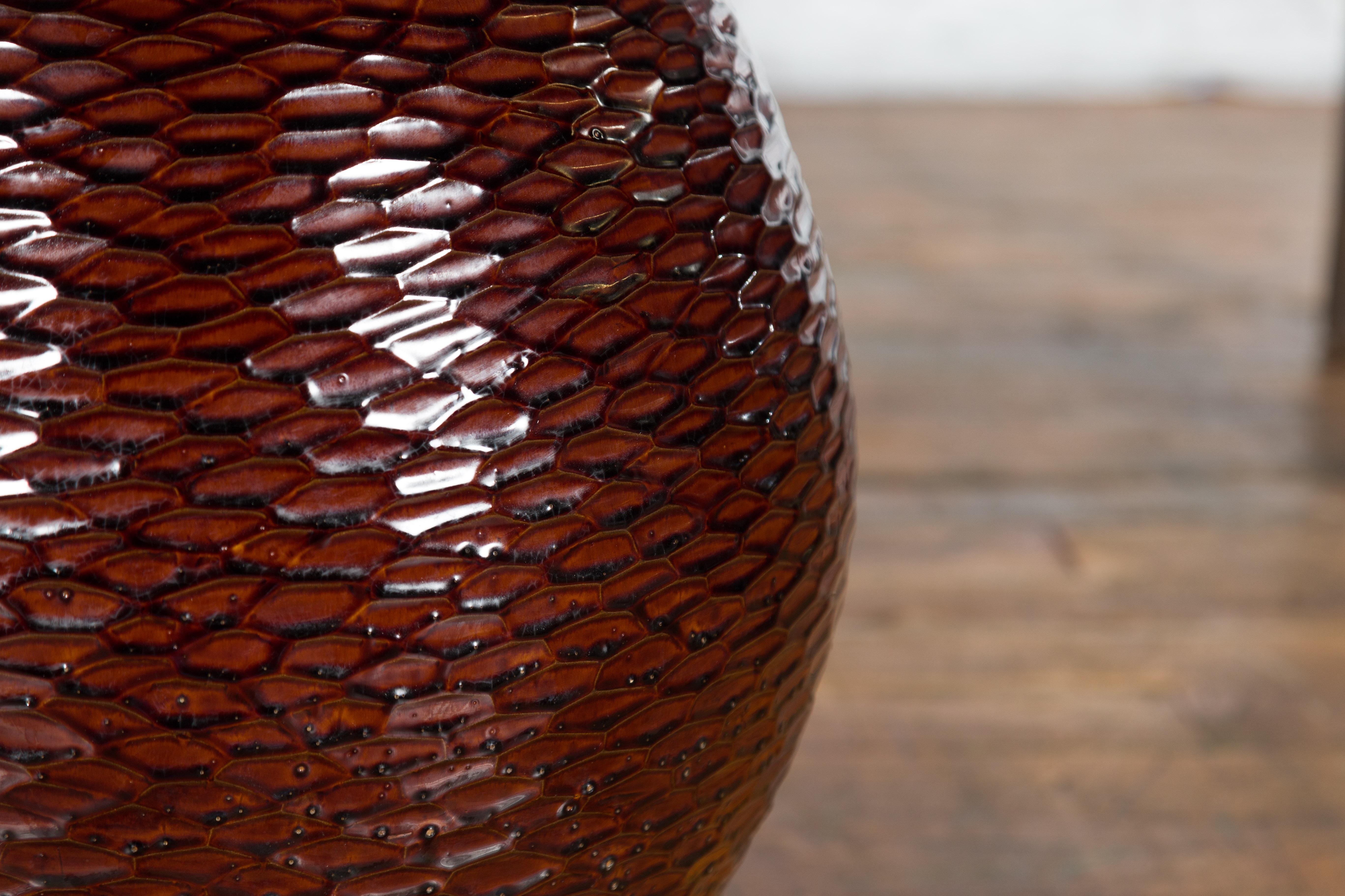 Handgefertigte burgunderrote Vase der Kollektion Prem mit strukturierten honigfarbenen Motiven im Angebot 6