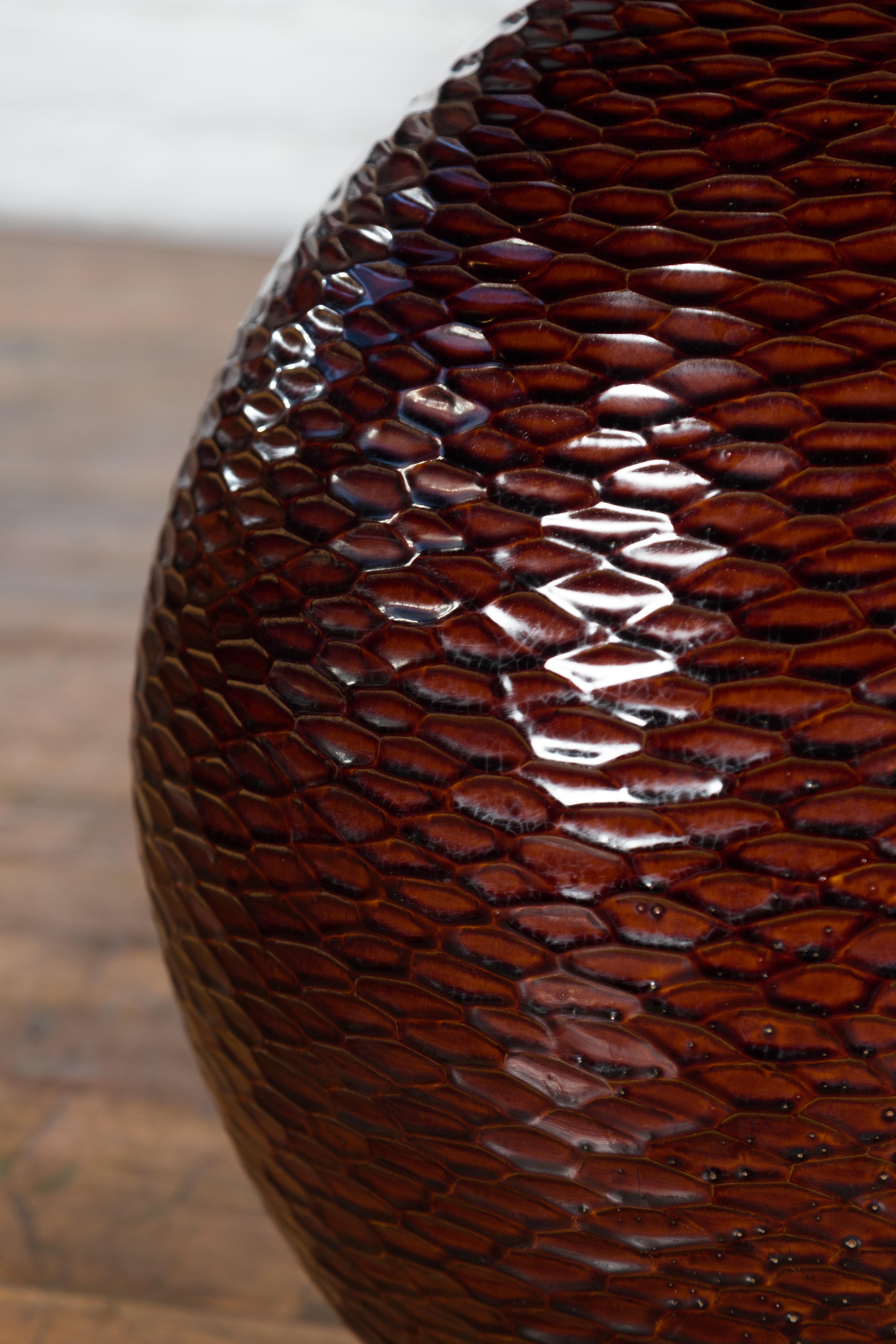 Handgefertigte burgunderrote Vase der Kollektion Prem mit strukturierten honigfarbenen Motiven im Angebot 7