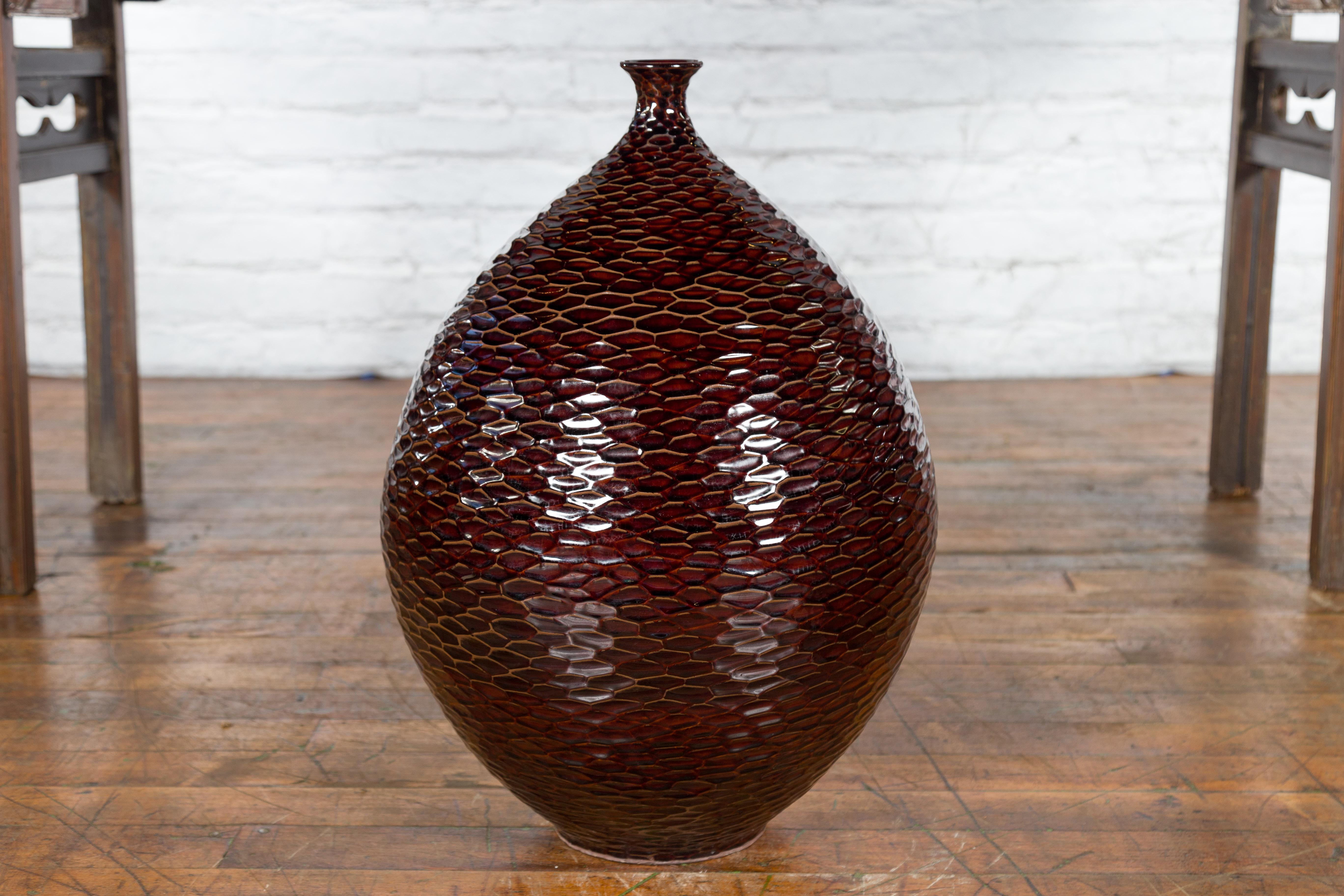 Handgefertigte burgunderrote Vase der Kollektion Prem mit strukturierten honigfarbenen Motiven im Angebot 8