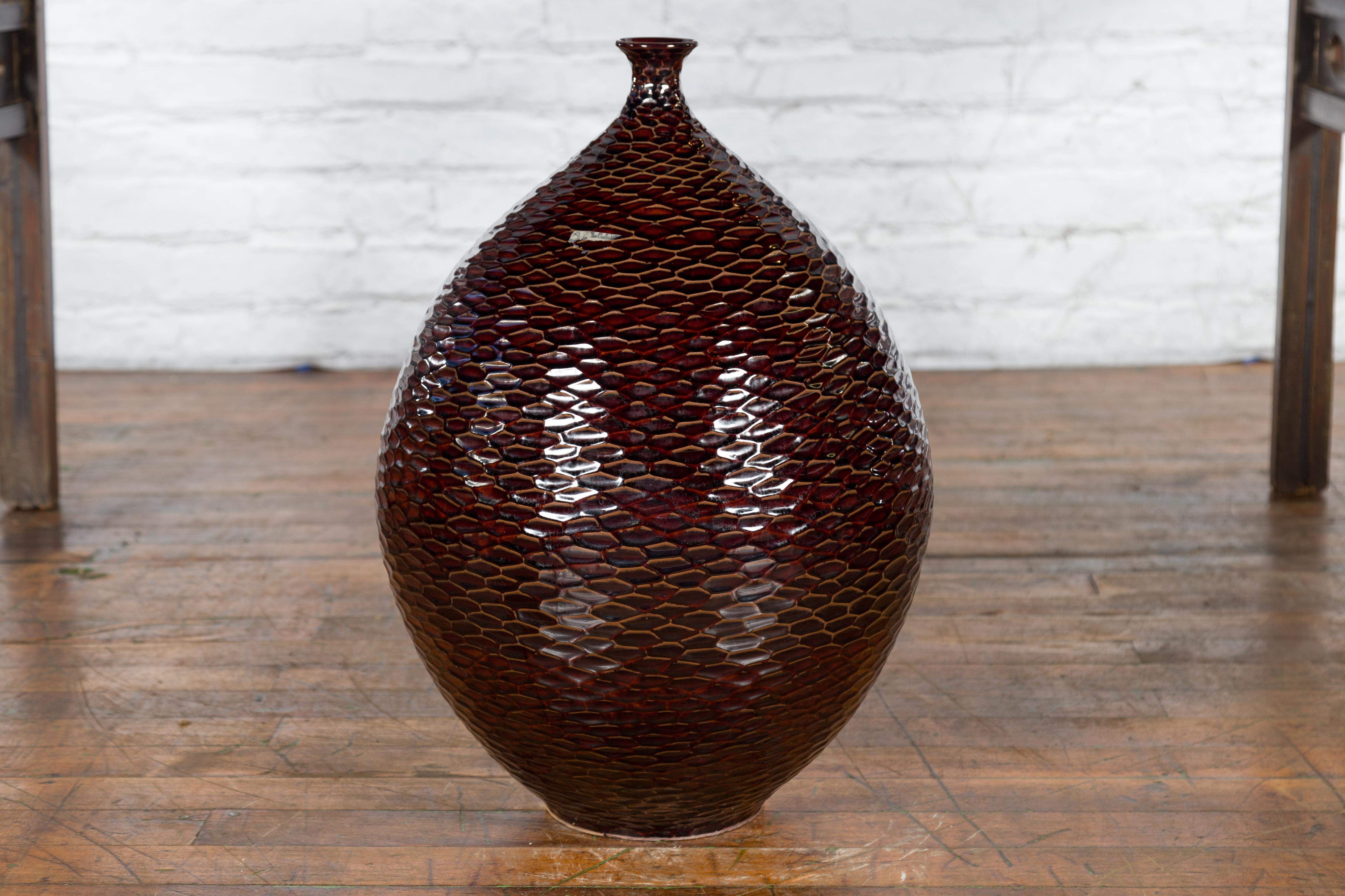 Handgefertigte burgunderrote Vase der Kollektion Prem mit strukturierten honigfarbenen Motiven im Angebot 9