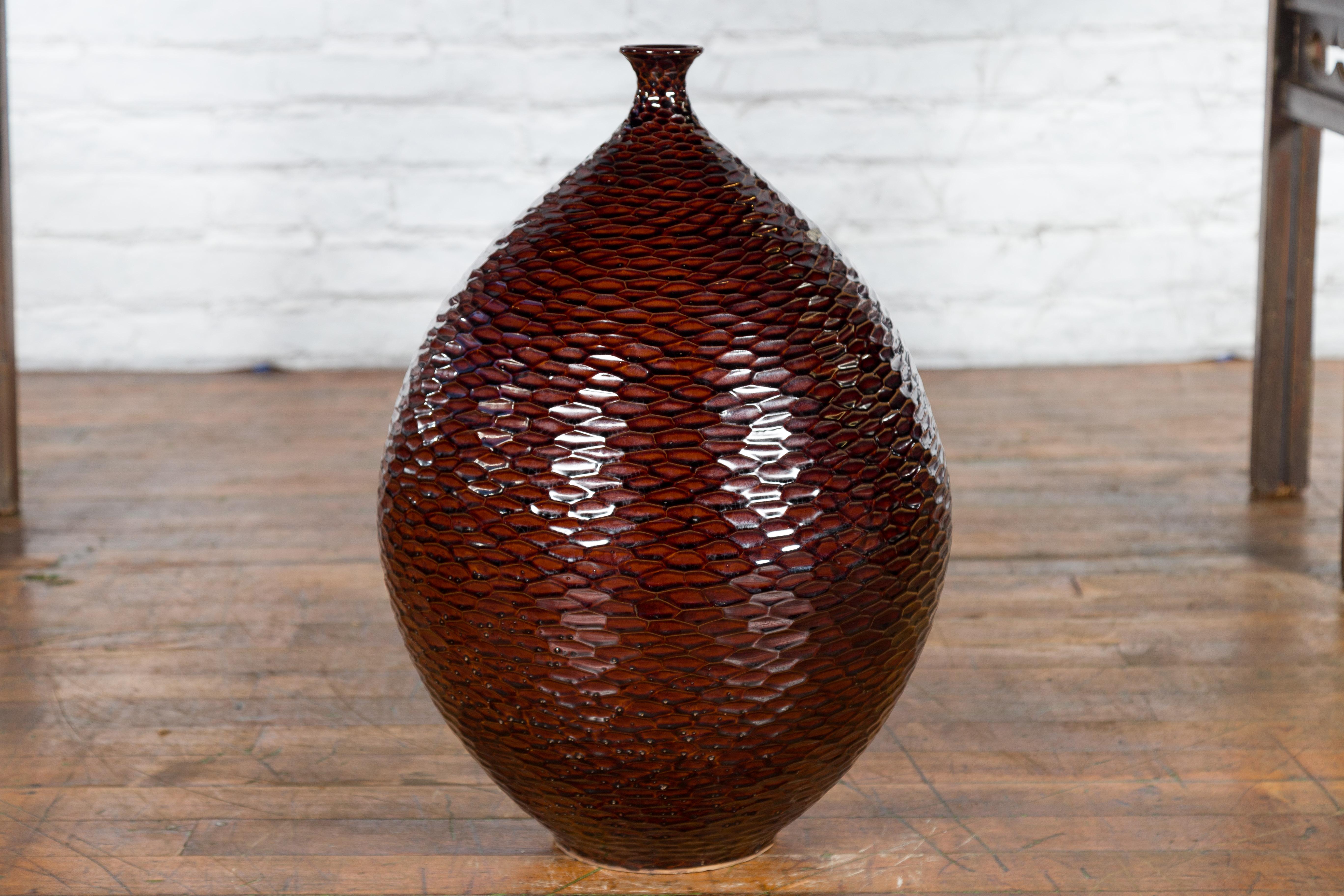 Handgefertigte burgunderrote Vase der Kollektion Prem mit strukturierten honigfarbenen Motiven im Angebot 10