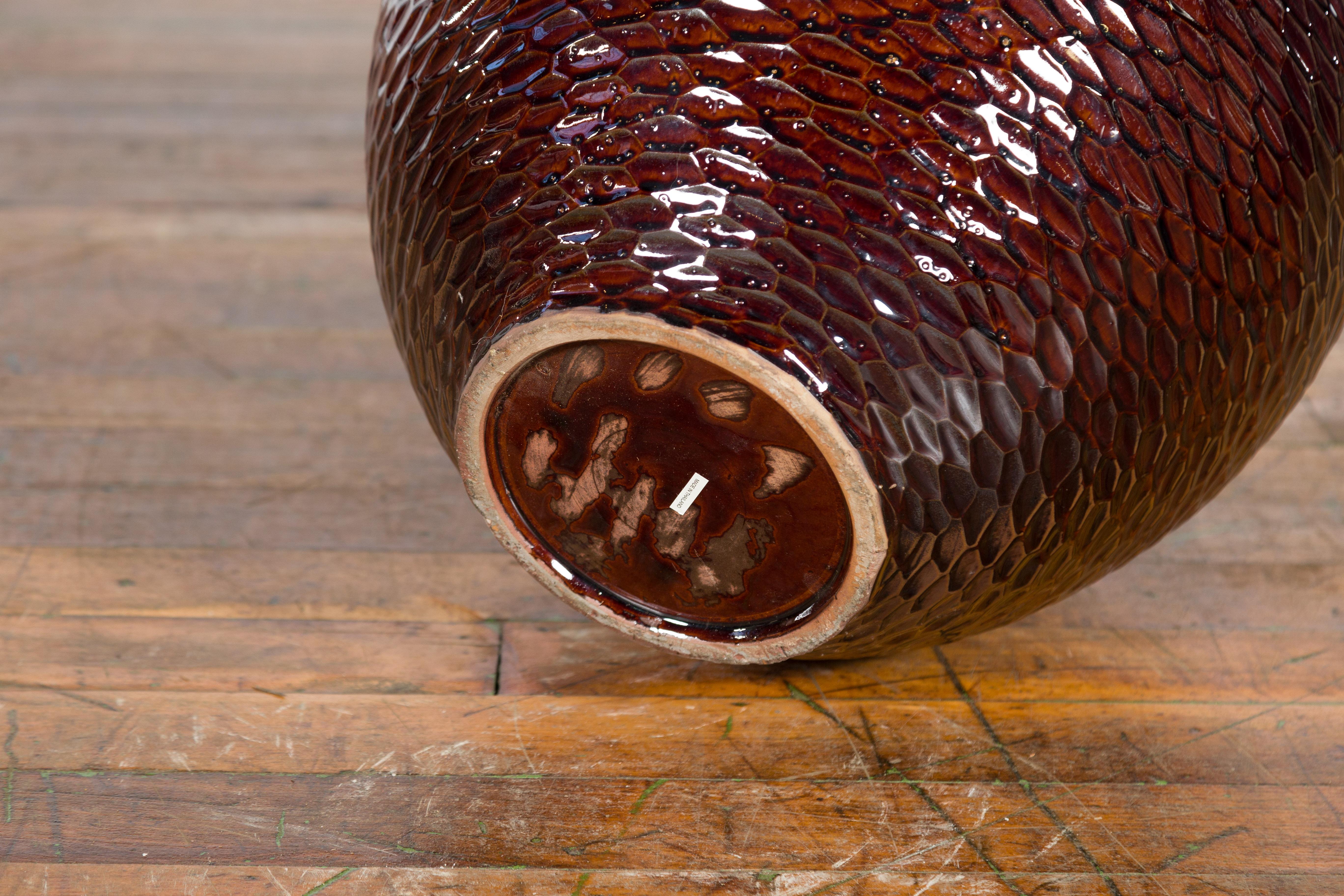 Handgefertigte burgunderrote Vase der Kollektion Prem mit strukturierten honigfarbenen Motiven im Angebot 11
