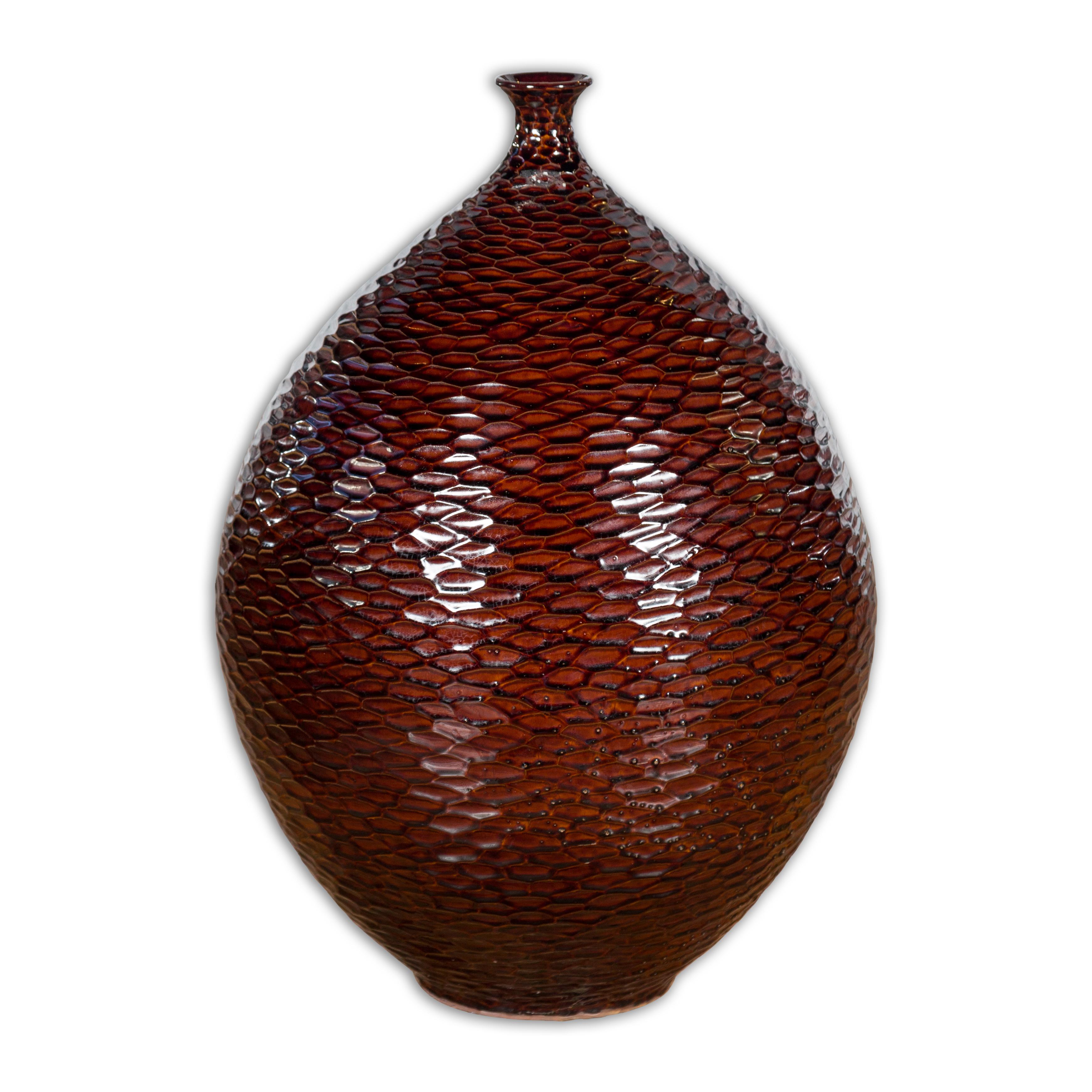 Handgefertigte burgunderrote Vase der Kollektion Prem mit strukturierten honigfarbenen Motiven im Angebot 12