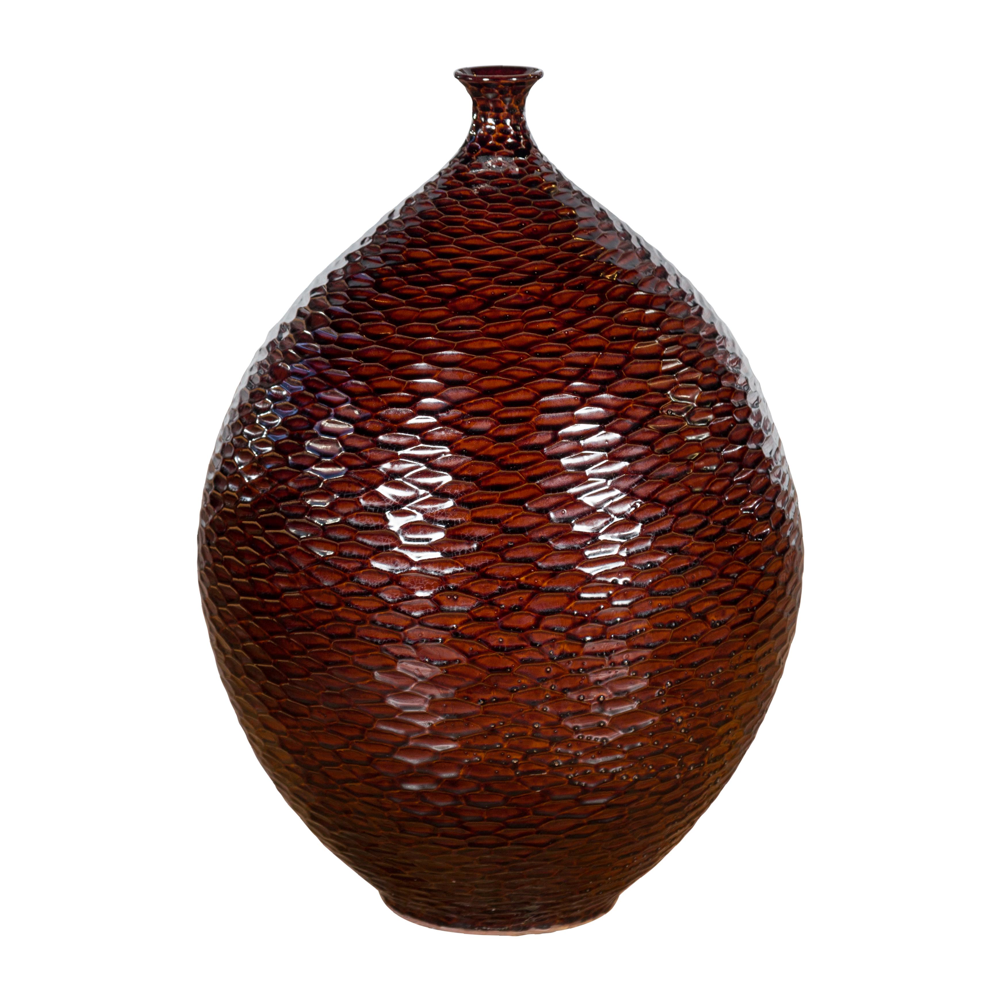 Eine handgefertigte Keramikvase der Collection'S mit burgundbrauner Struktur, tropfenförmig, mit wabenförmigen Motiven und schmaler Öffnung. Diese Keramikvase der Prem Collection bringt mit ihren klaren Linien und der farbenfrohen Oberfläche
